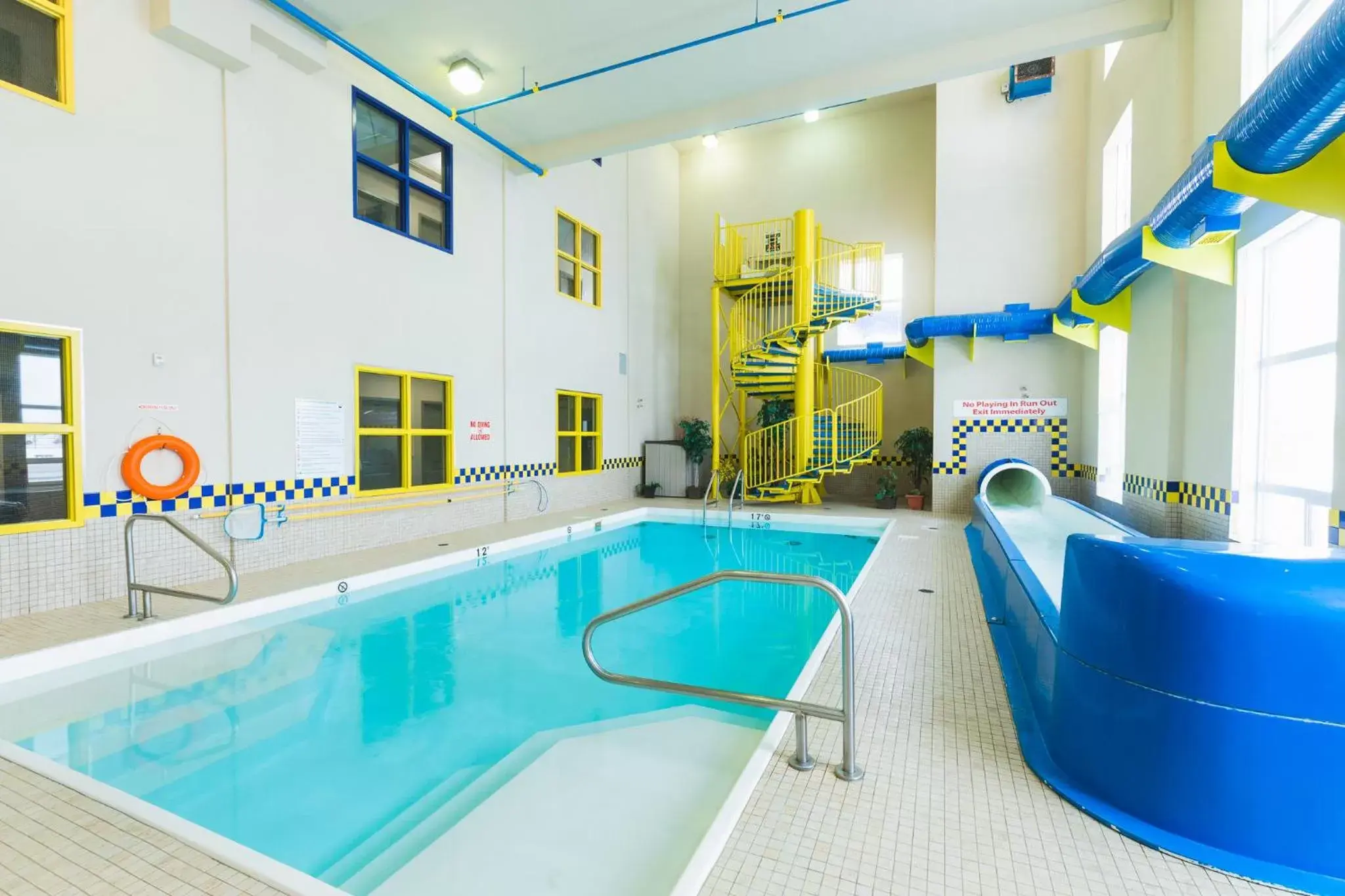 Swimming pool in Redwood Inn & Suites