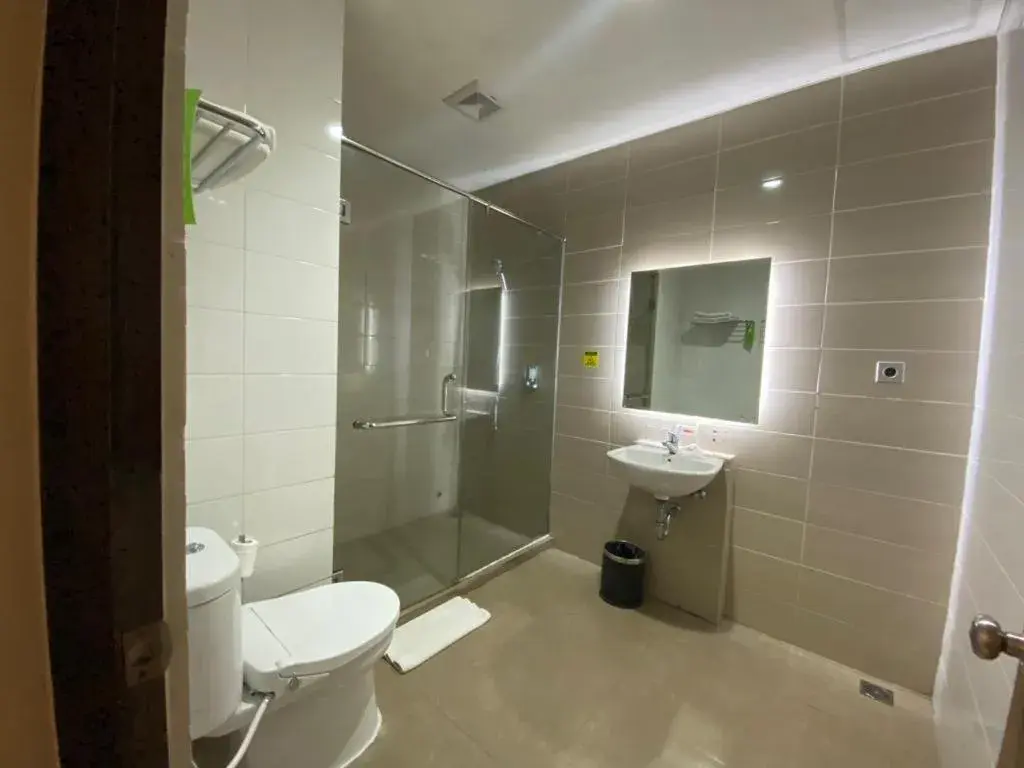 Bathroom in OPI INDAH Hotel