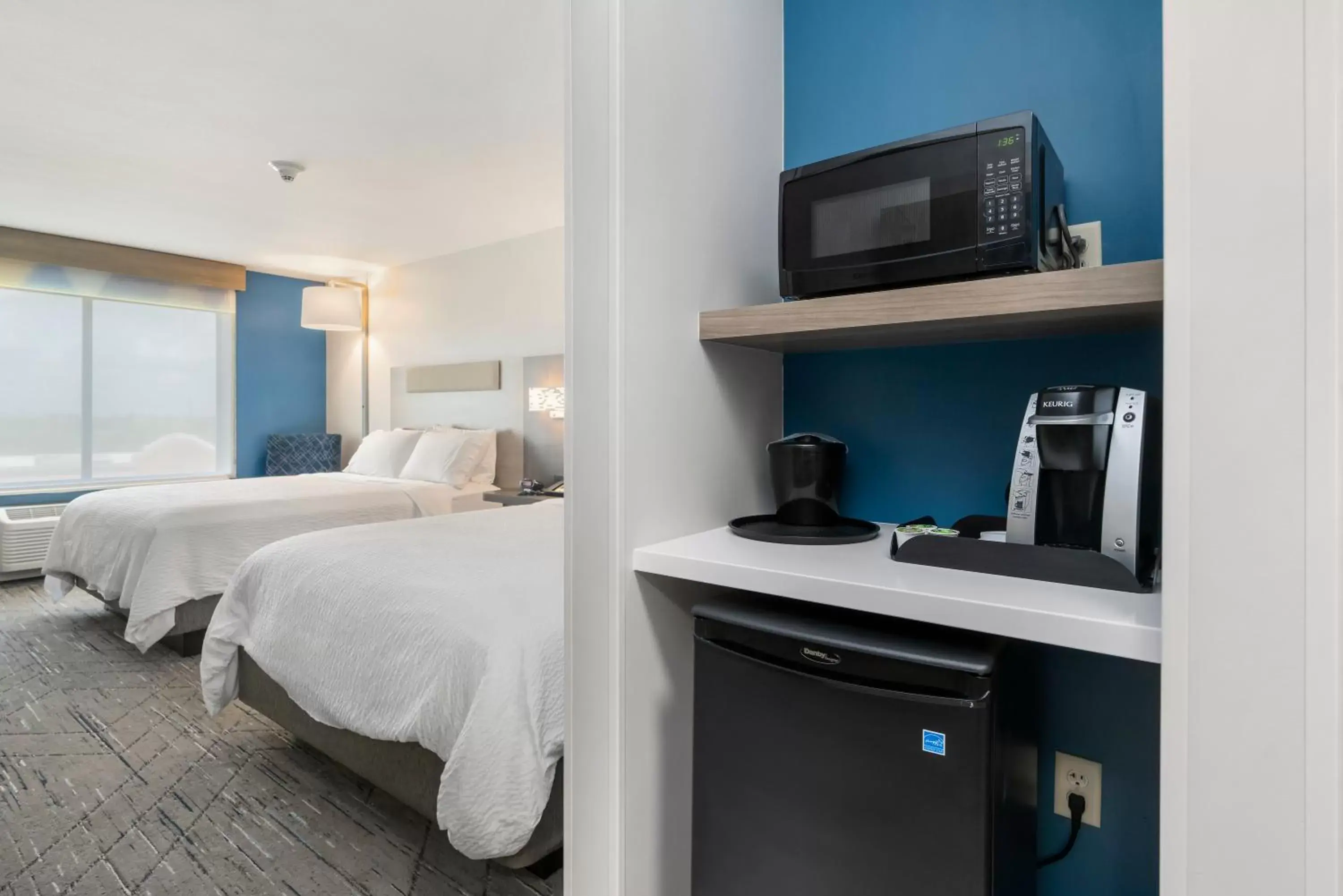 Bedroom, TV/Entertainment Center in Holiday Inn Express Peru-Lasalle Area, an IHG Hotel