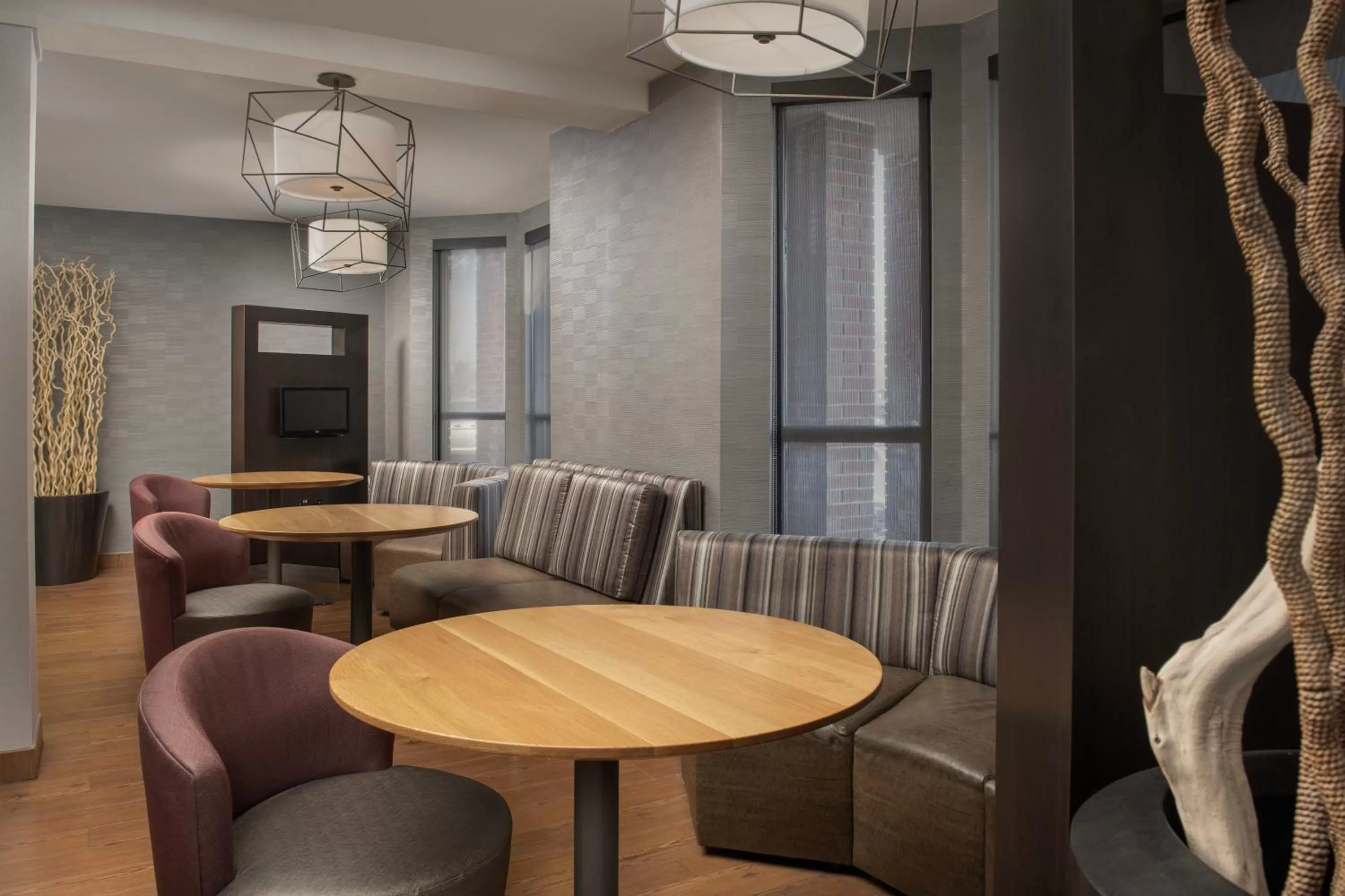 Seating area in Courtyard by Marriott Dayton Beavercreek