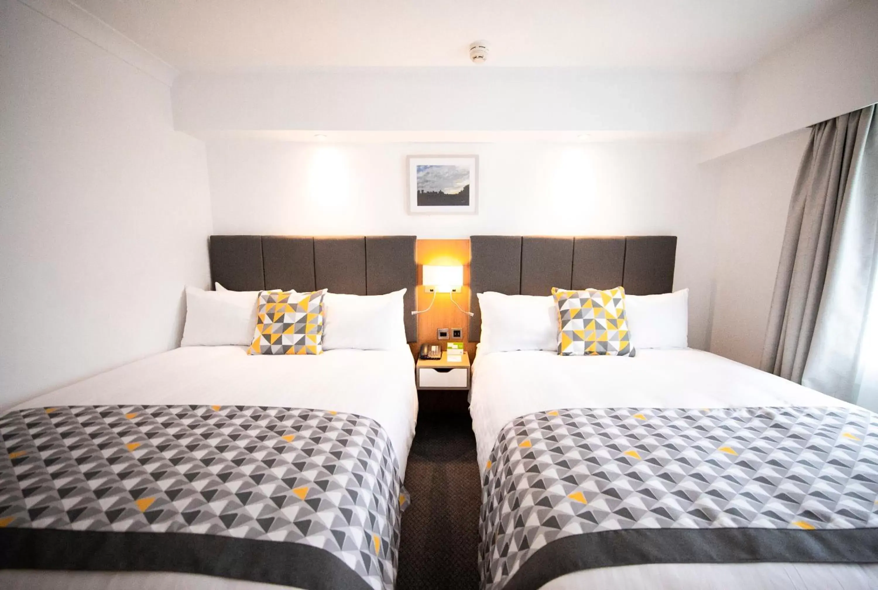 Bedroom, Bed in Holiday Inn Kenilworth - Warwick by IHG Bedroom, Bed in Holiday Inn Kenilworth - Warwick by IHG