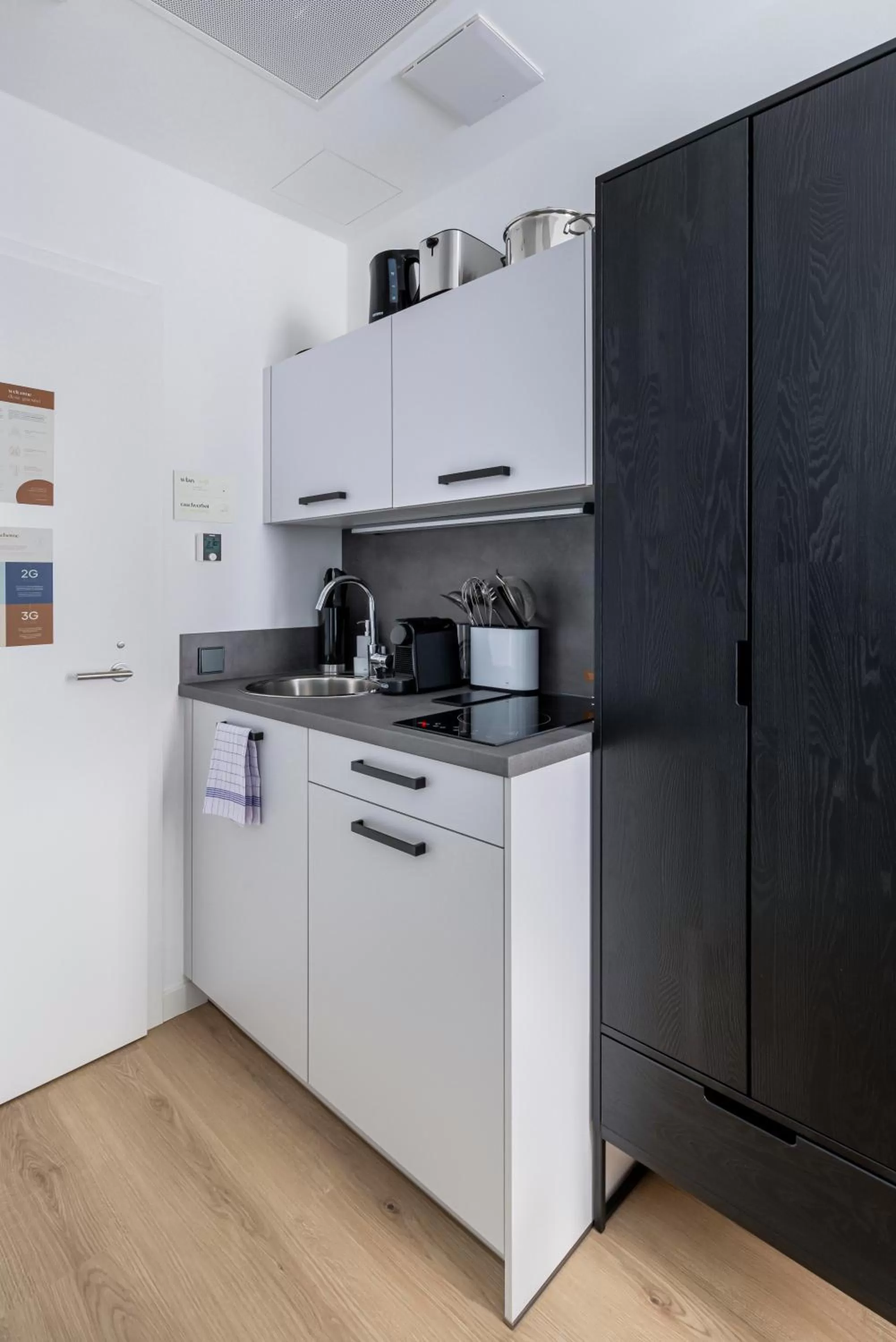 Kitchen or kitchenette in Limehome Rosenheim Gillitzerstraße