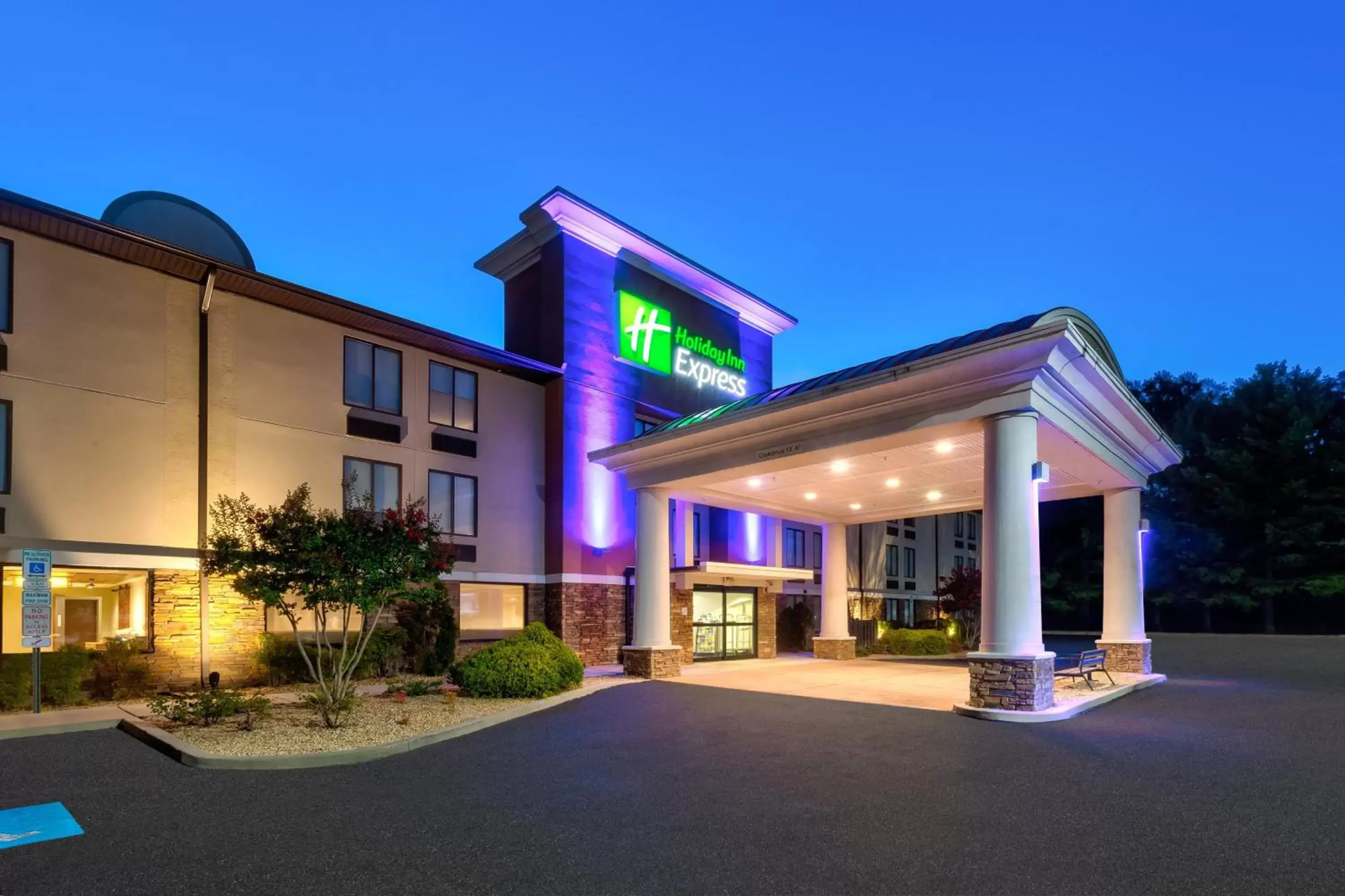 Property Building in Holiday Inn Express - Waldorf, an IHG Hotel