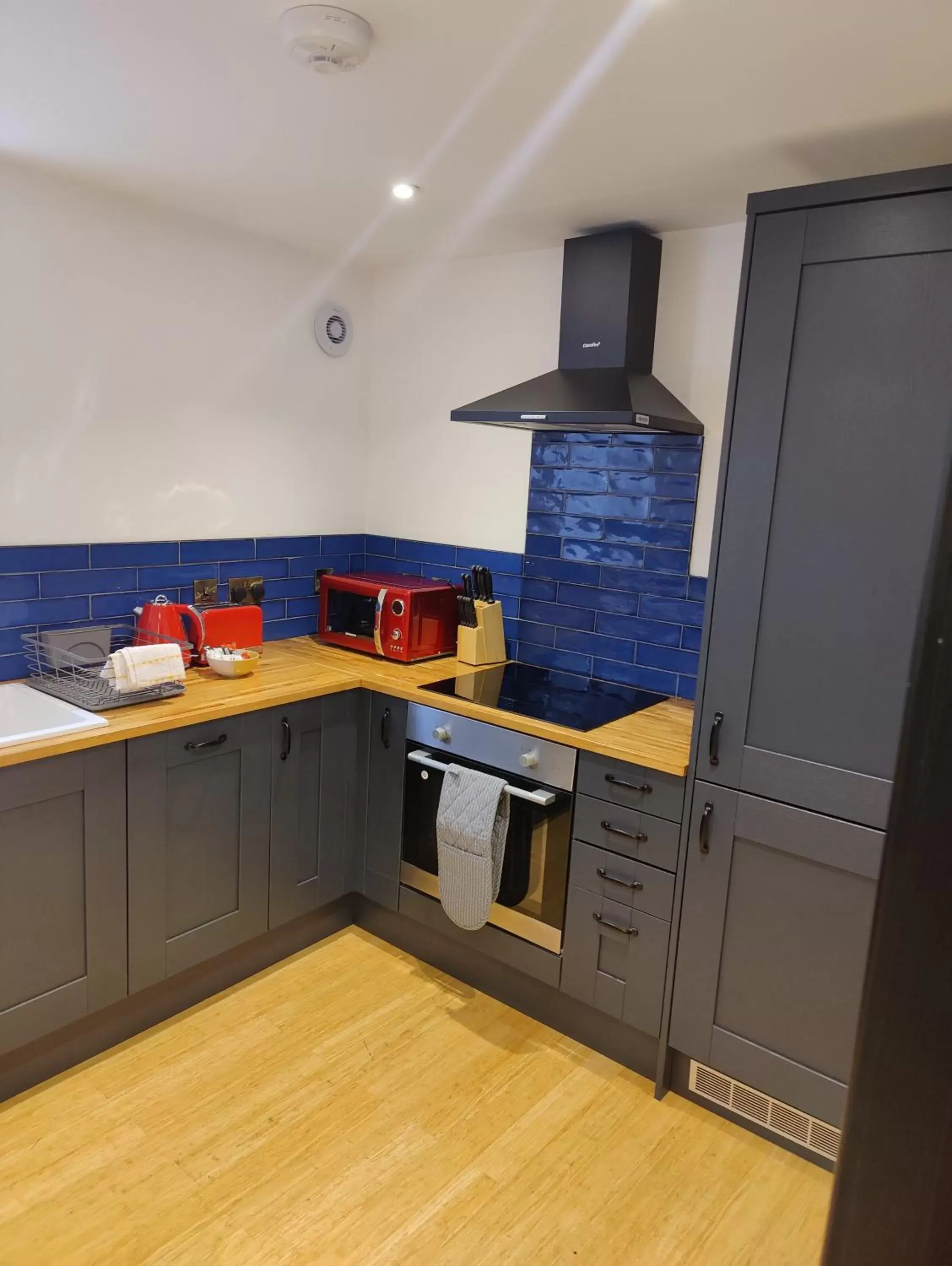 Kitchen/Kitchenette in Slateford House 1770 by The House of Danu