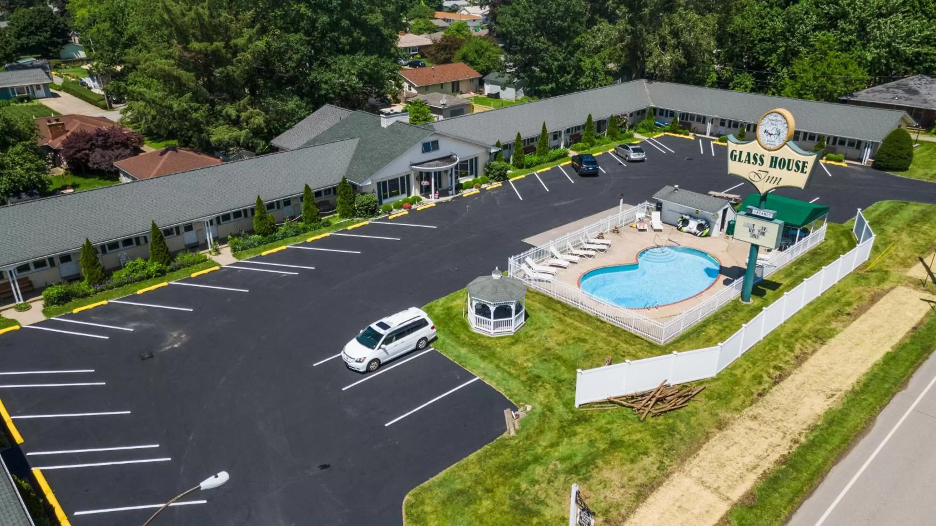 Property building, Bird's-eye View in Glass House Inn Erie Near I-90 & I-79