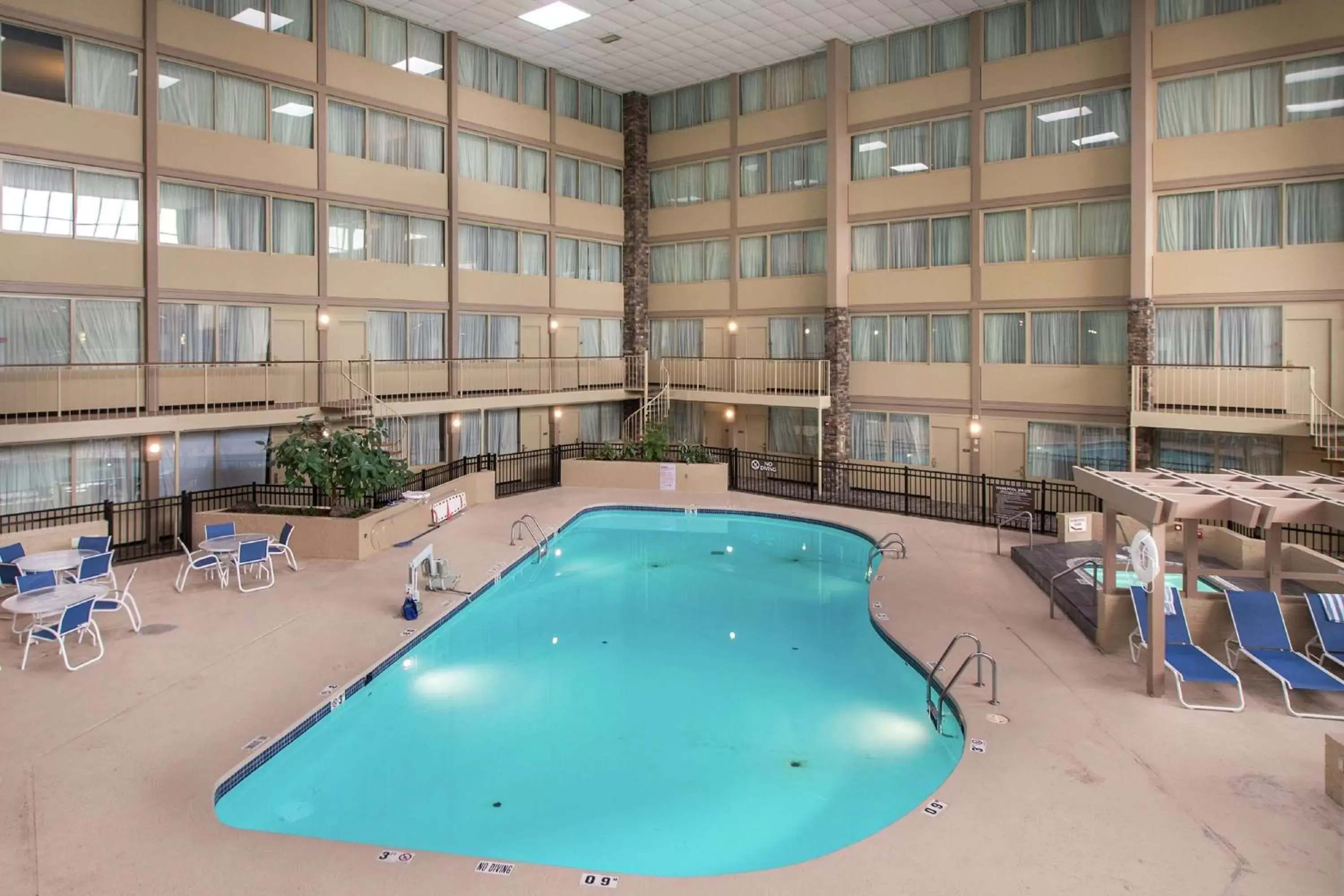 Pool view, Swimming Pool in DoubleTree by Hilton Cleveland – Westlake