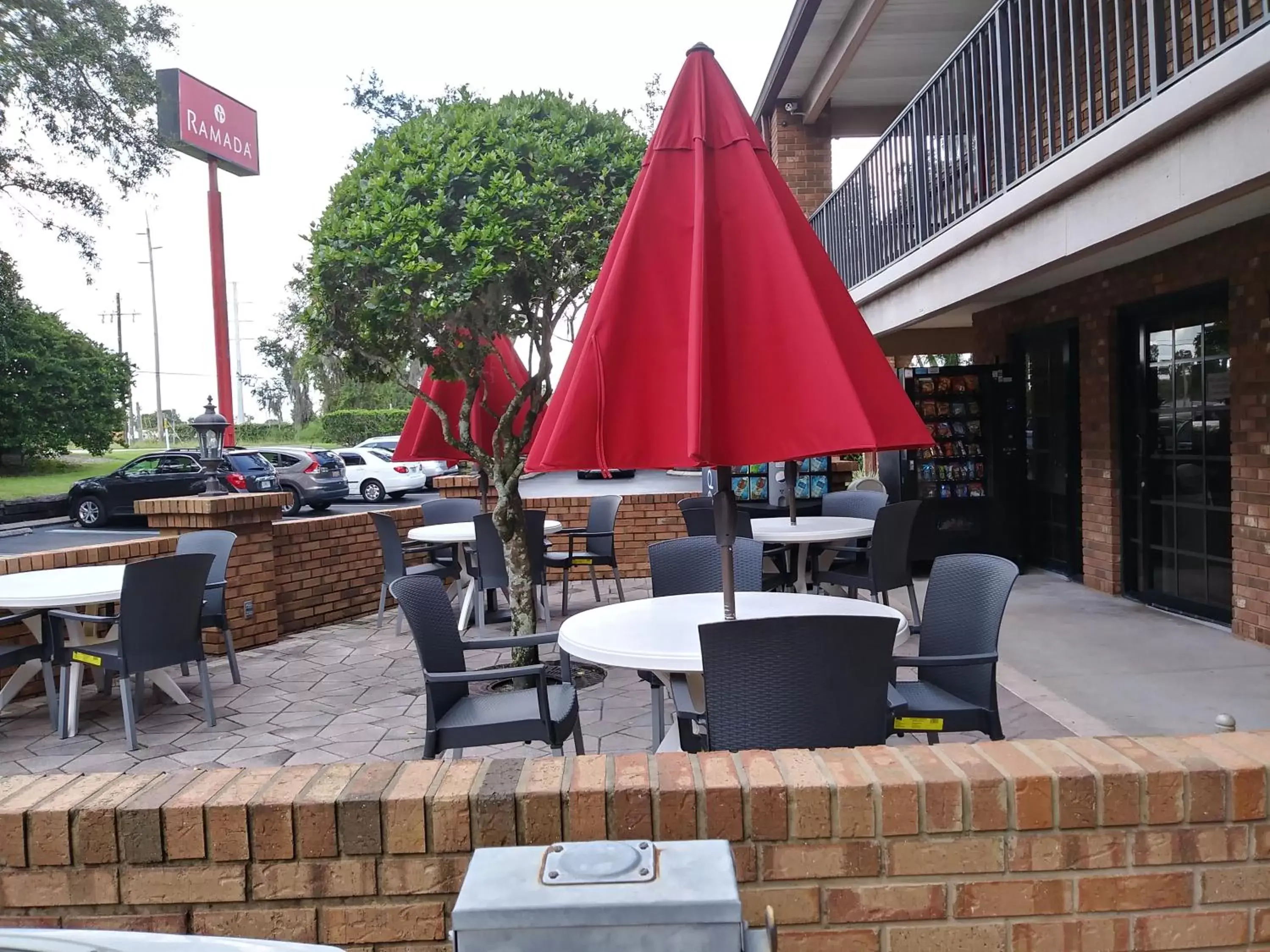 Property building, Restaurant/Places to Eat in Ramada by Wyndham Temple Terrace/Tampa North