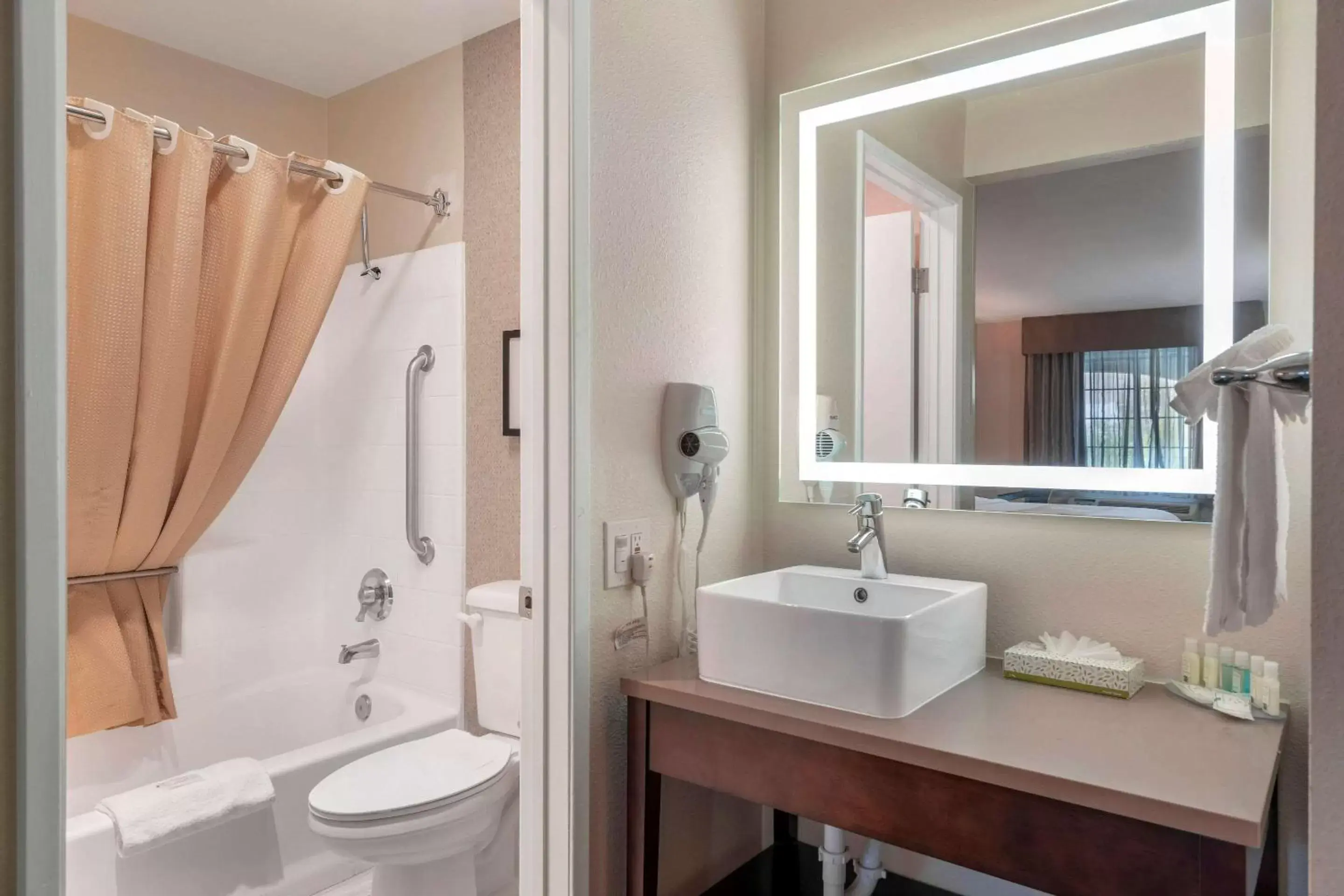 Bedroom, Bathroom in Quality Inn & Suites Camarillo-Oxnard