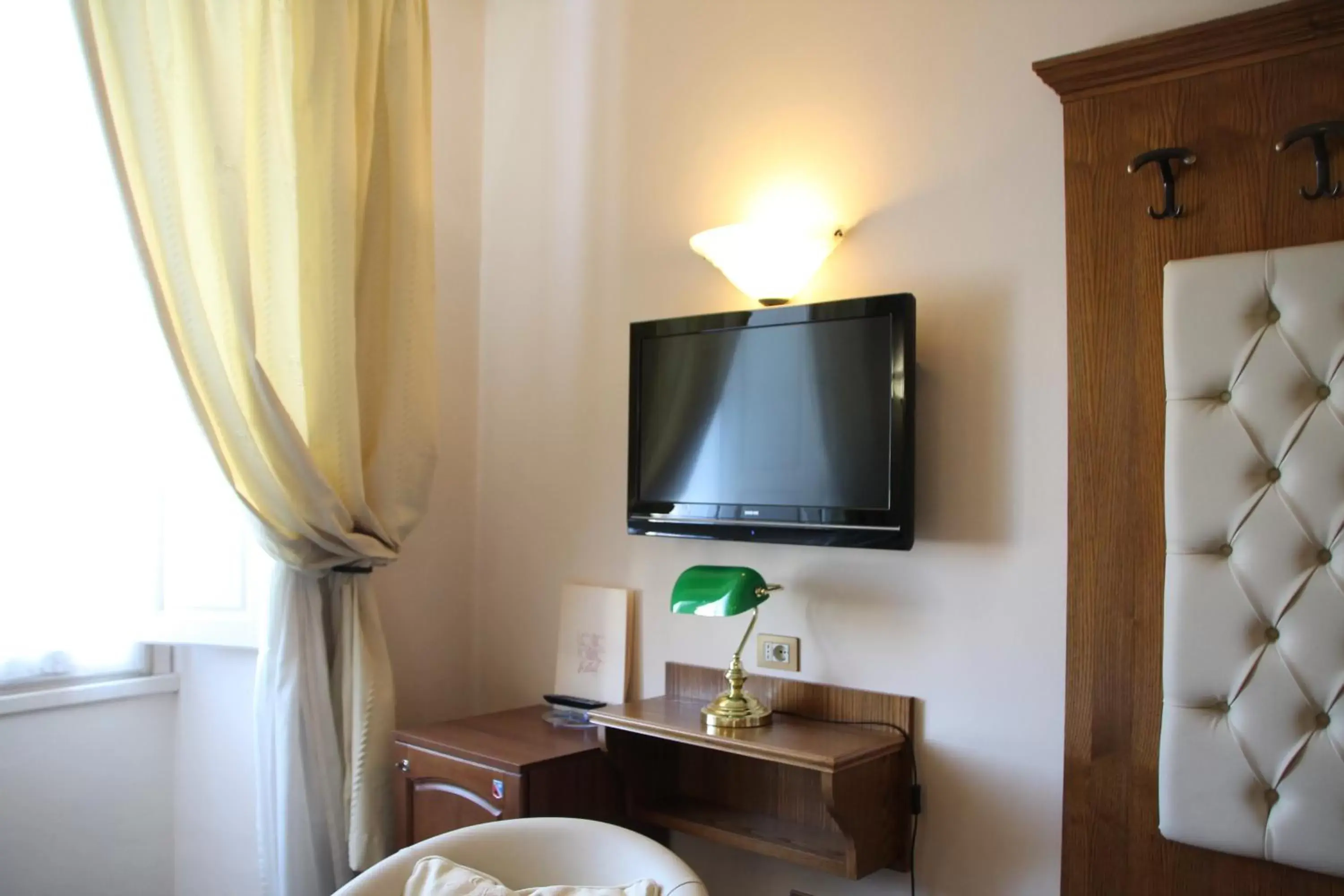 TV and multimedia, TV/Entertainment Center in Hotel Le Due Fontane
