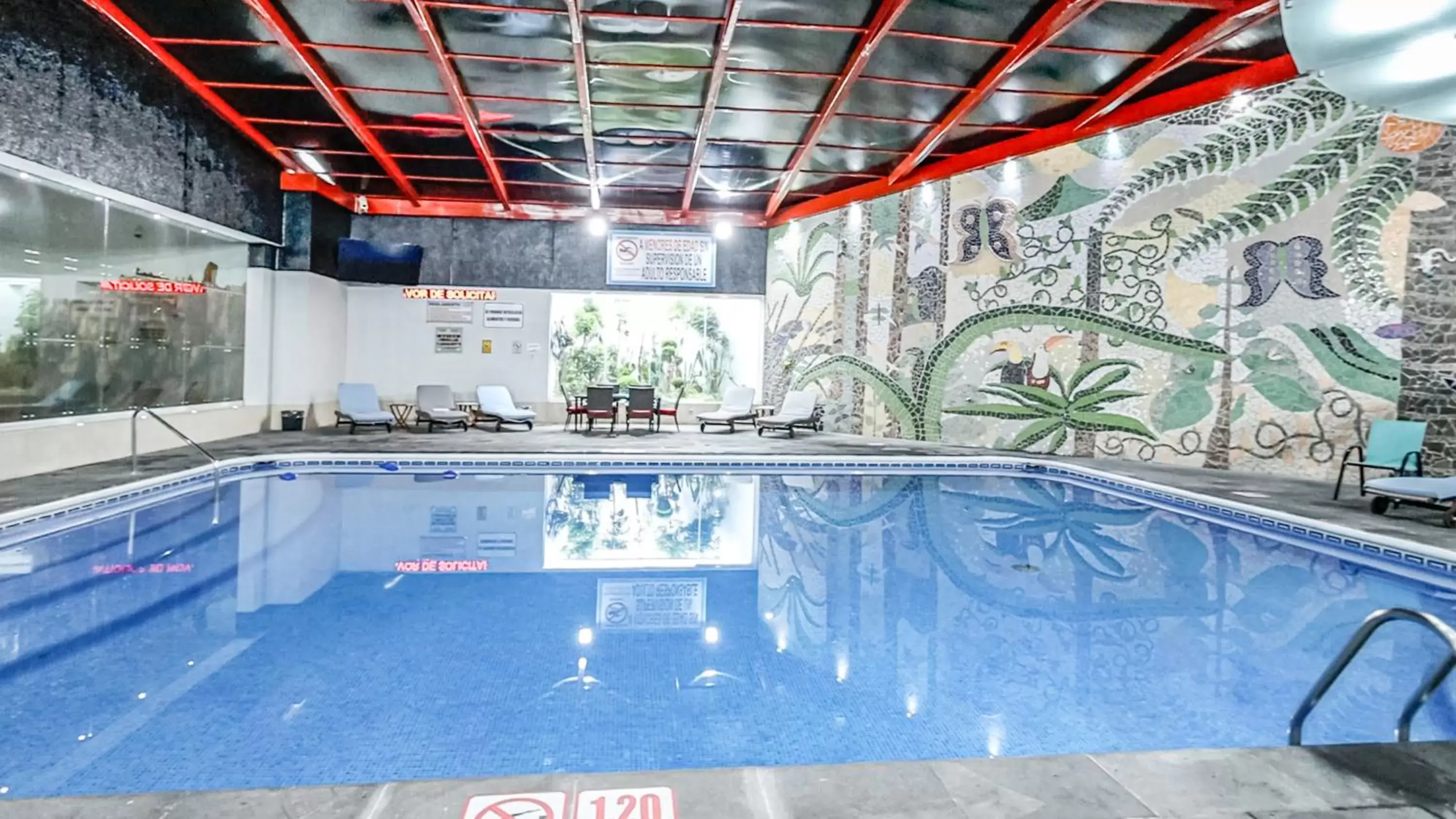 Swimming Pool in Suites Inn la Muralla Hotel & Spa