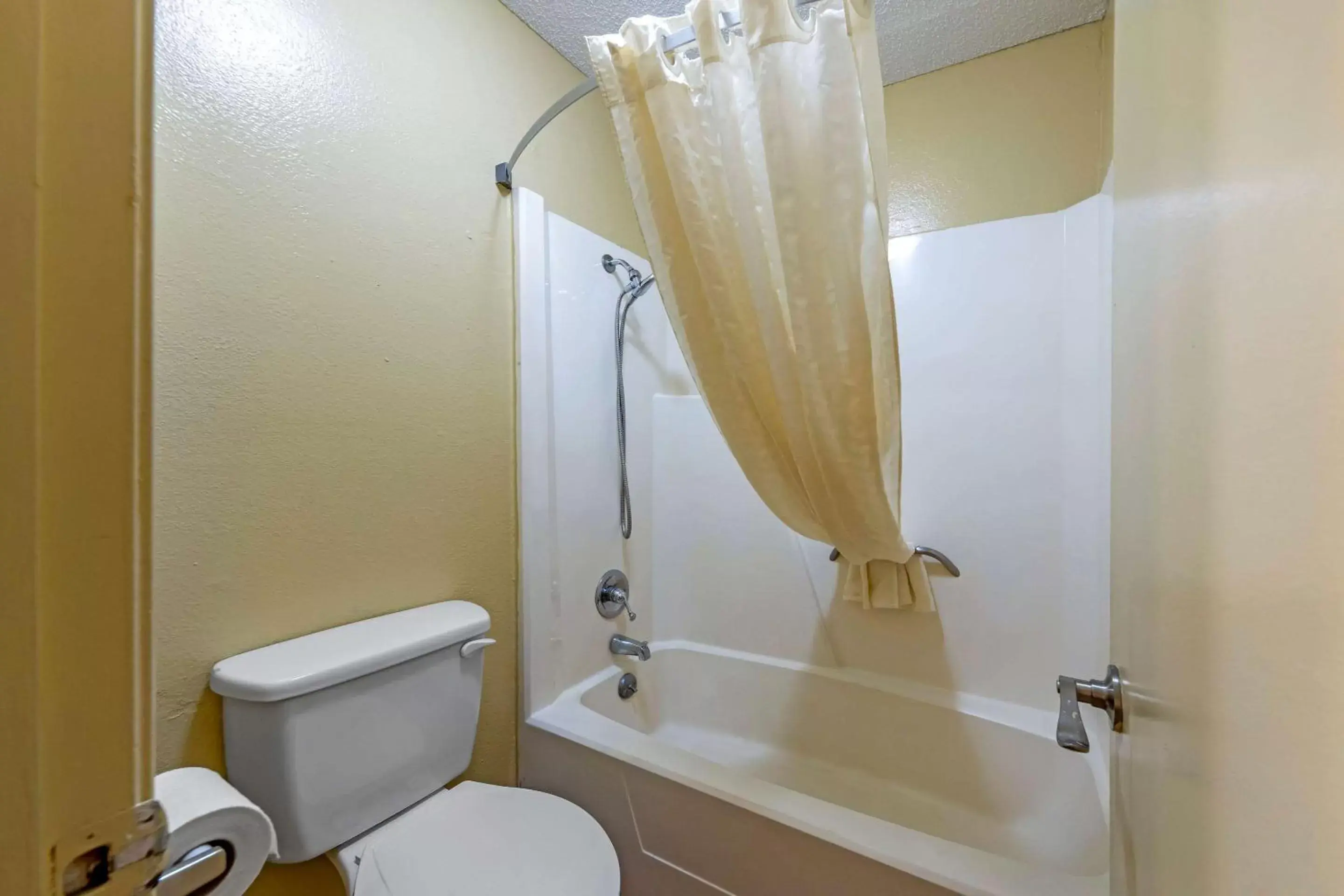 Bathroom in Econo Lodge Pryor