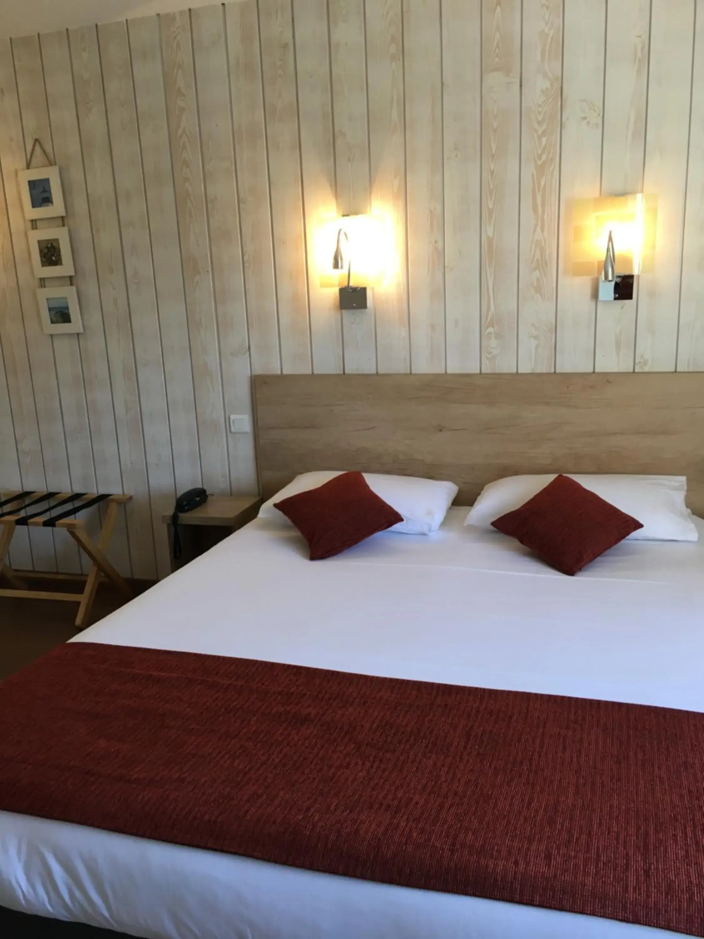 Photo of the whole room, Bed in Brit Hotel des Halles