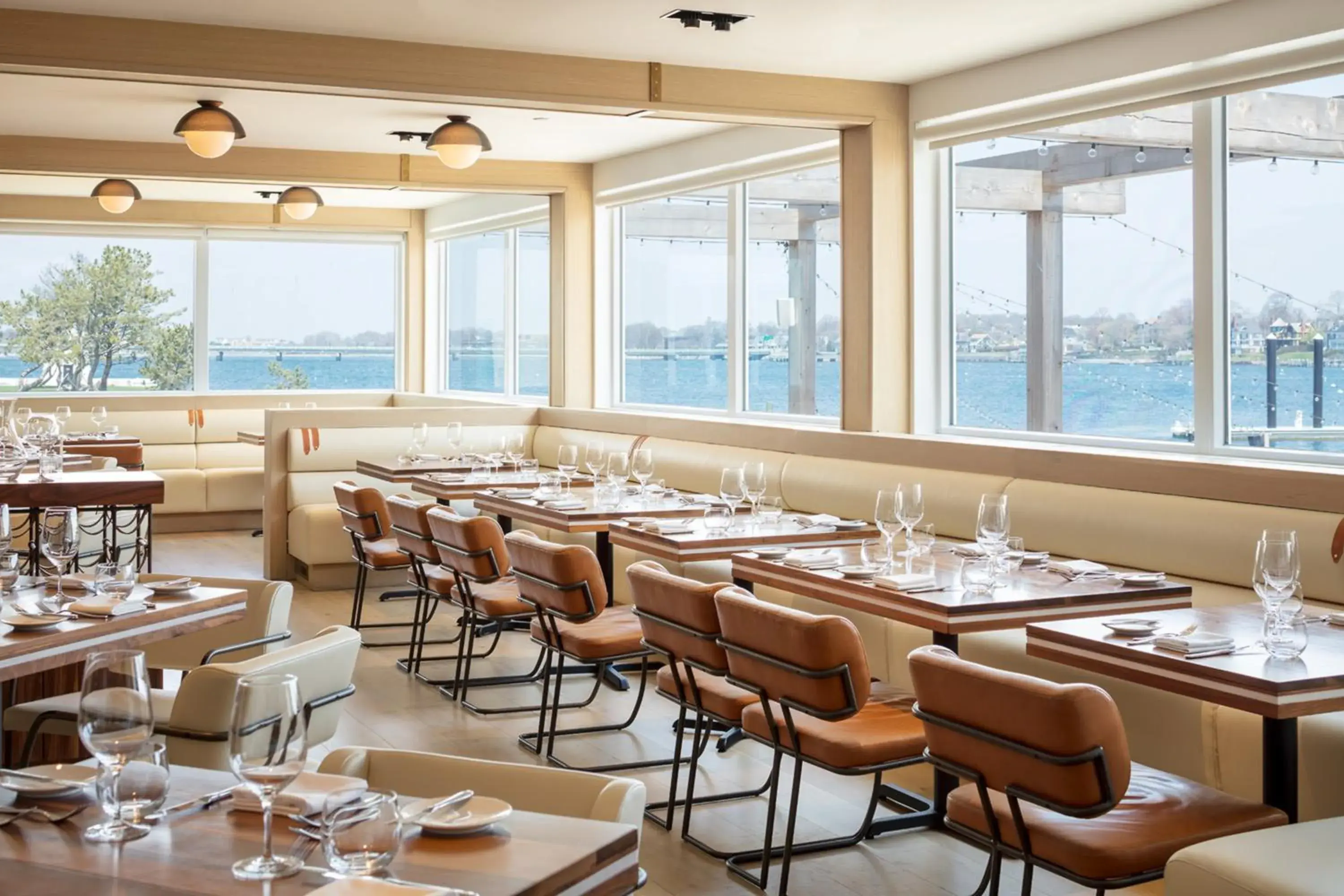 Restaurant/Places to Eat in Newport Harbor Island Resort