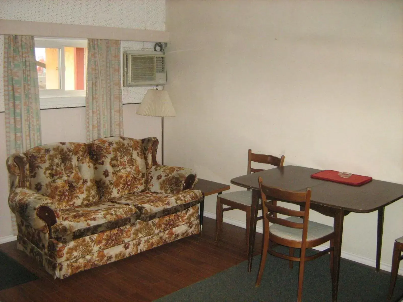 Seating Area in Airport Inn Motel