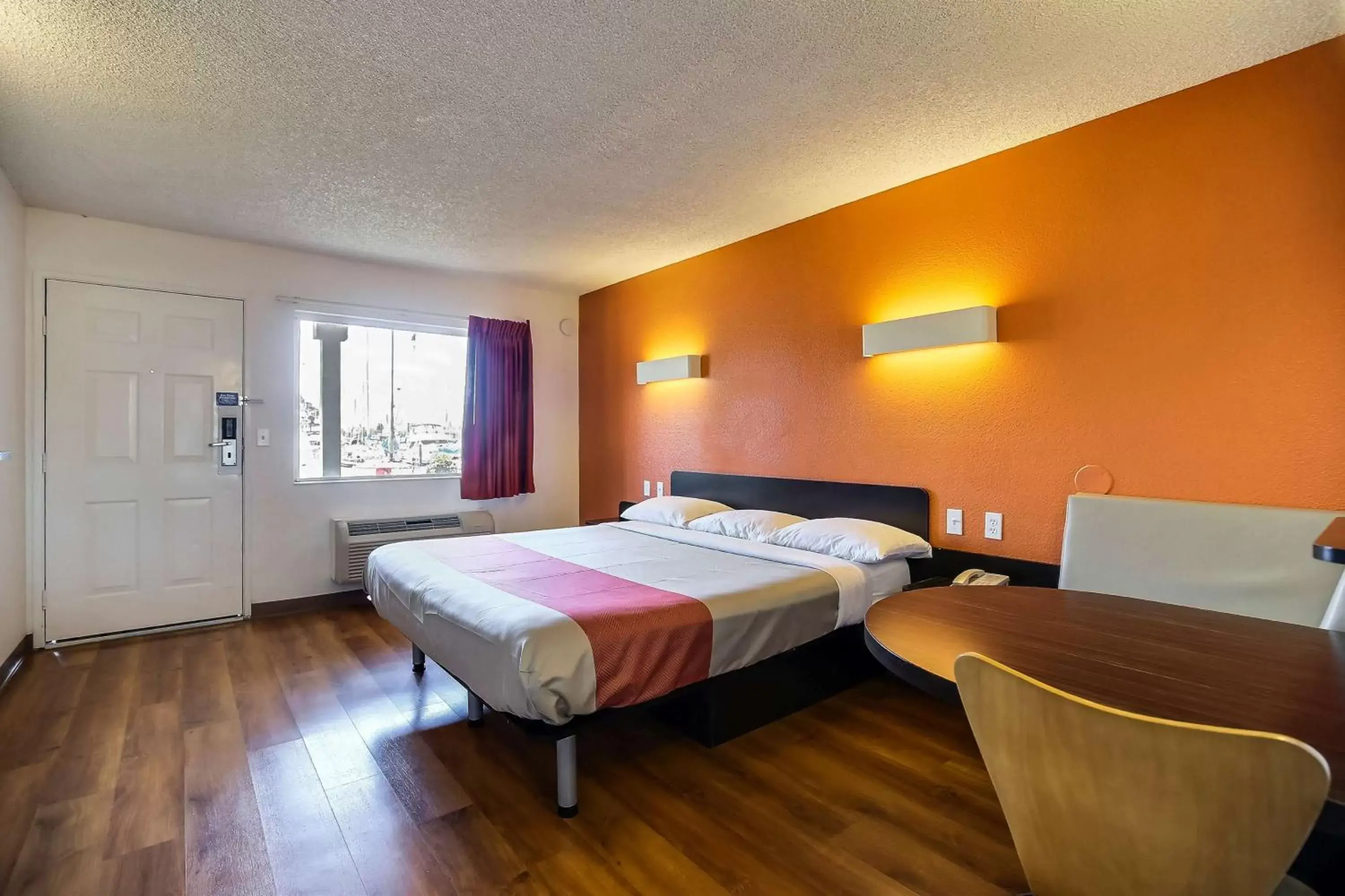 Bedroom, Room Photo in Motel 6-Oakland, CA - Embarcadero