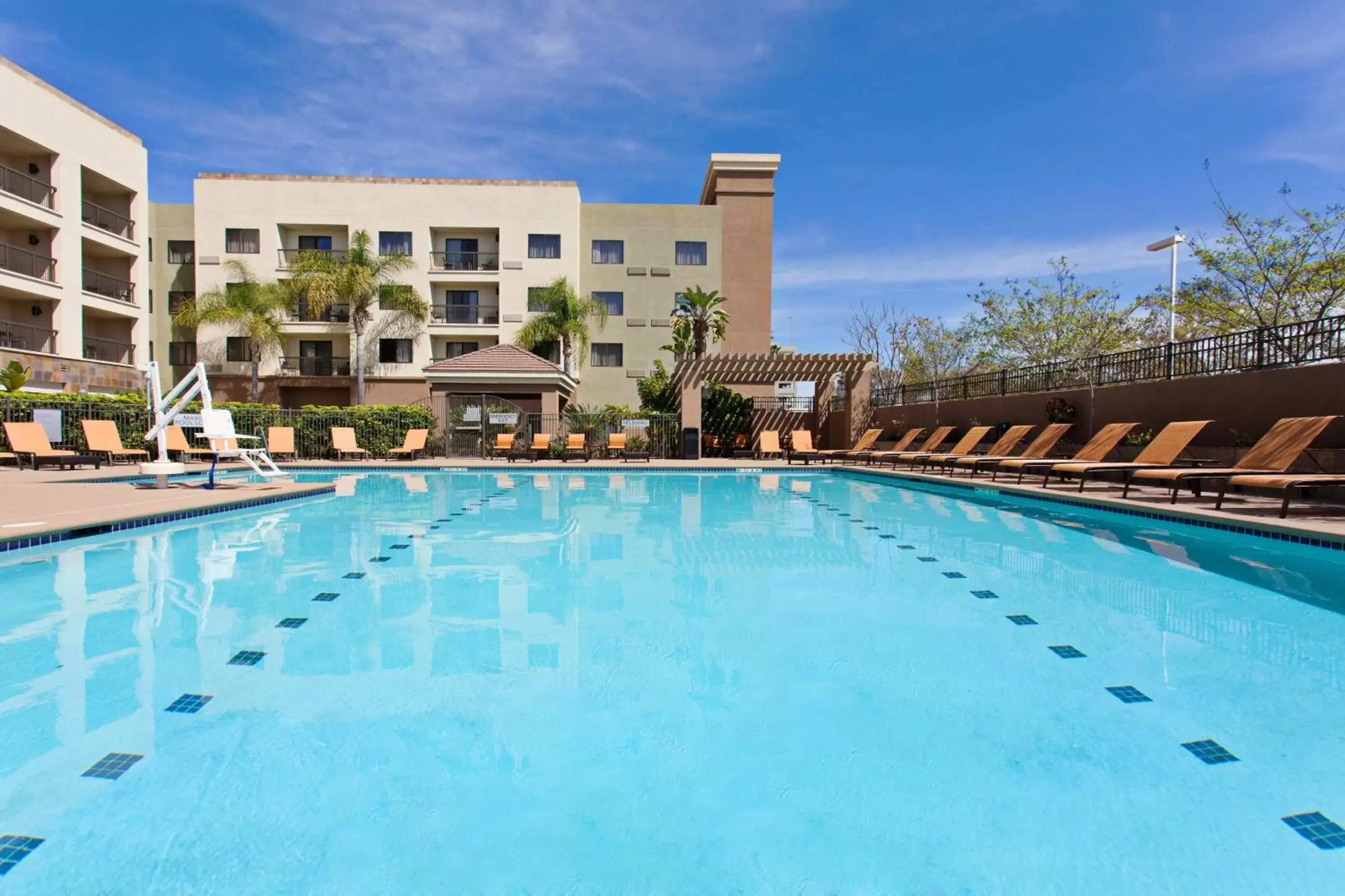 Swimming Pool in Courtyard San Diego Central