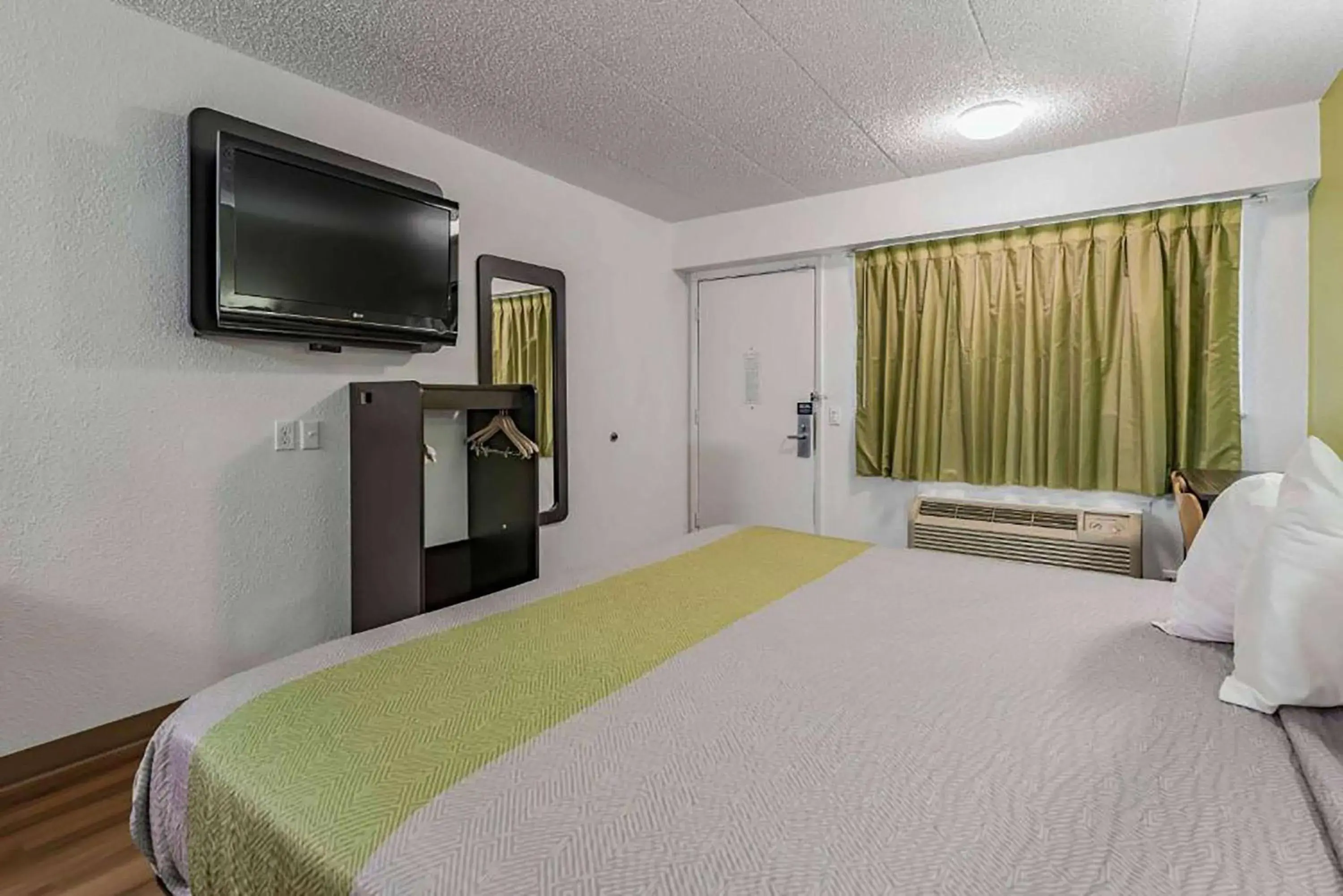 Photo of the whole room, Bed in Motel 6-Cincinnati, OH - Central - Norwood