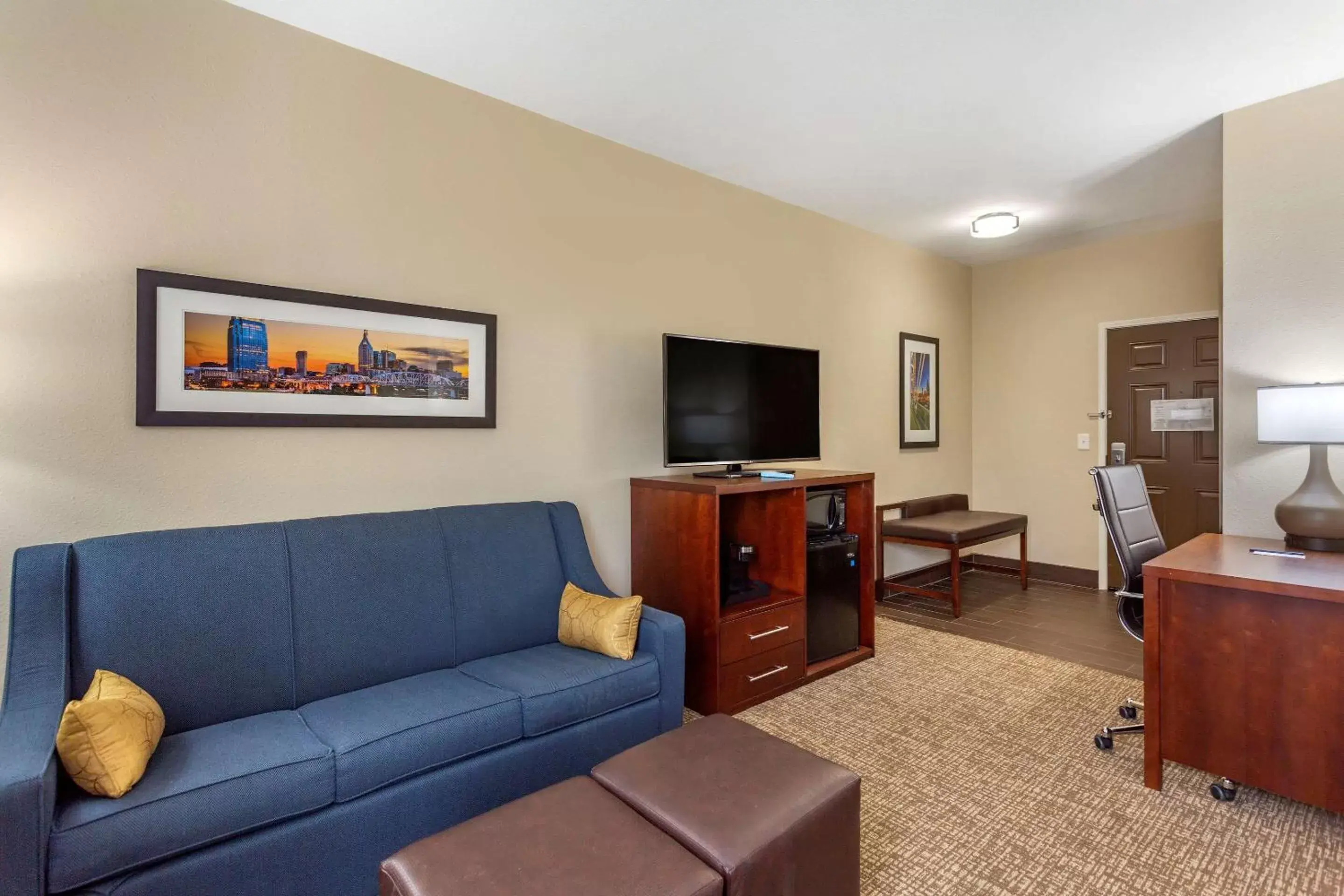 Photo of the whole room, Seating Area in Comfort Suites