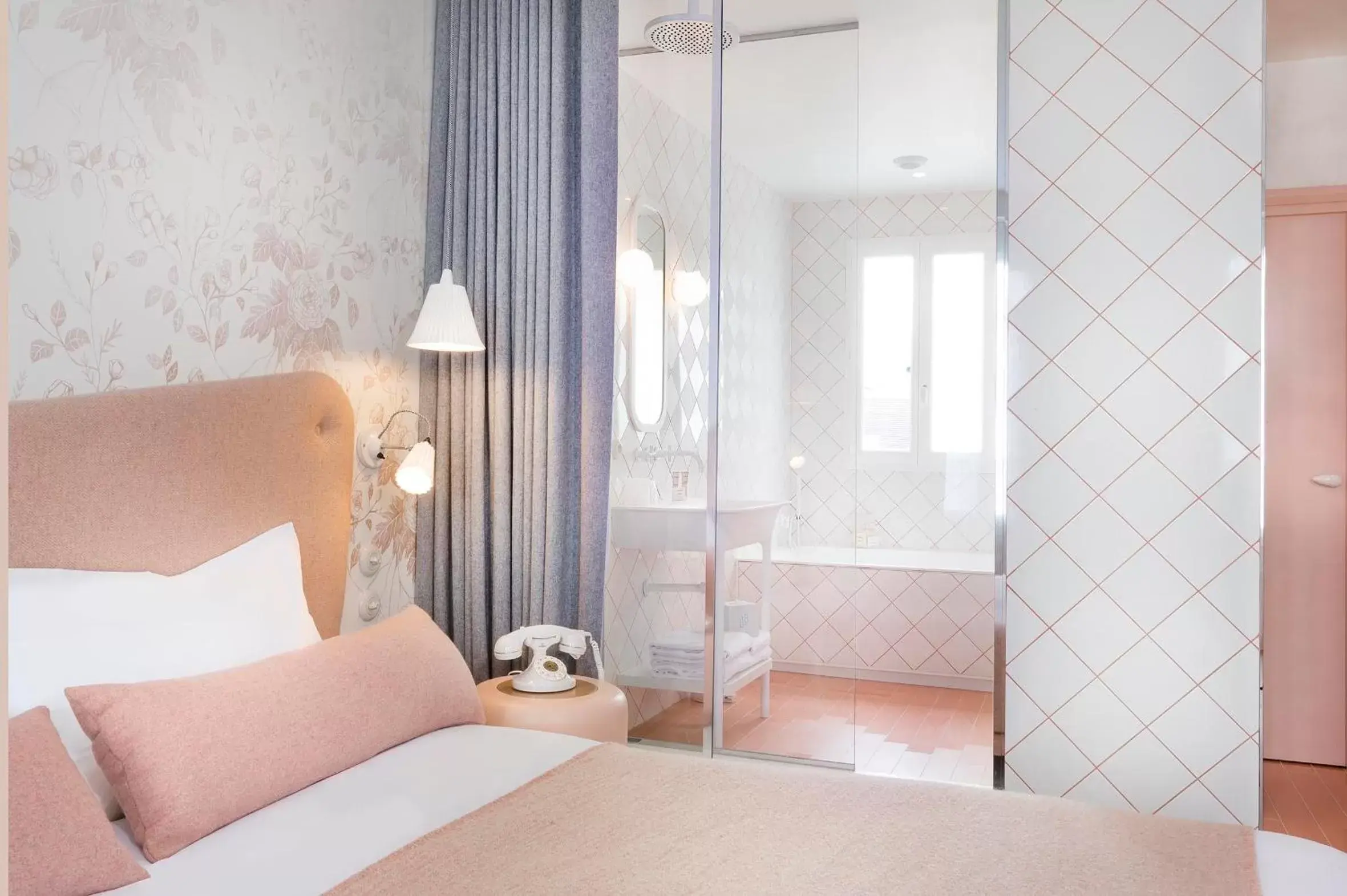 Shower, Bed in Hotel le Lapin Blanc