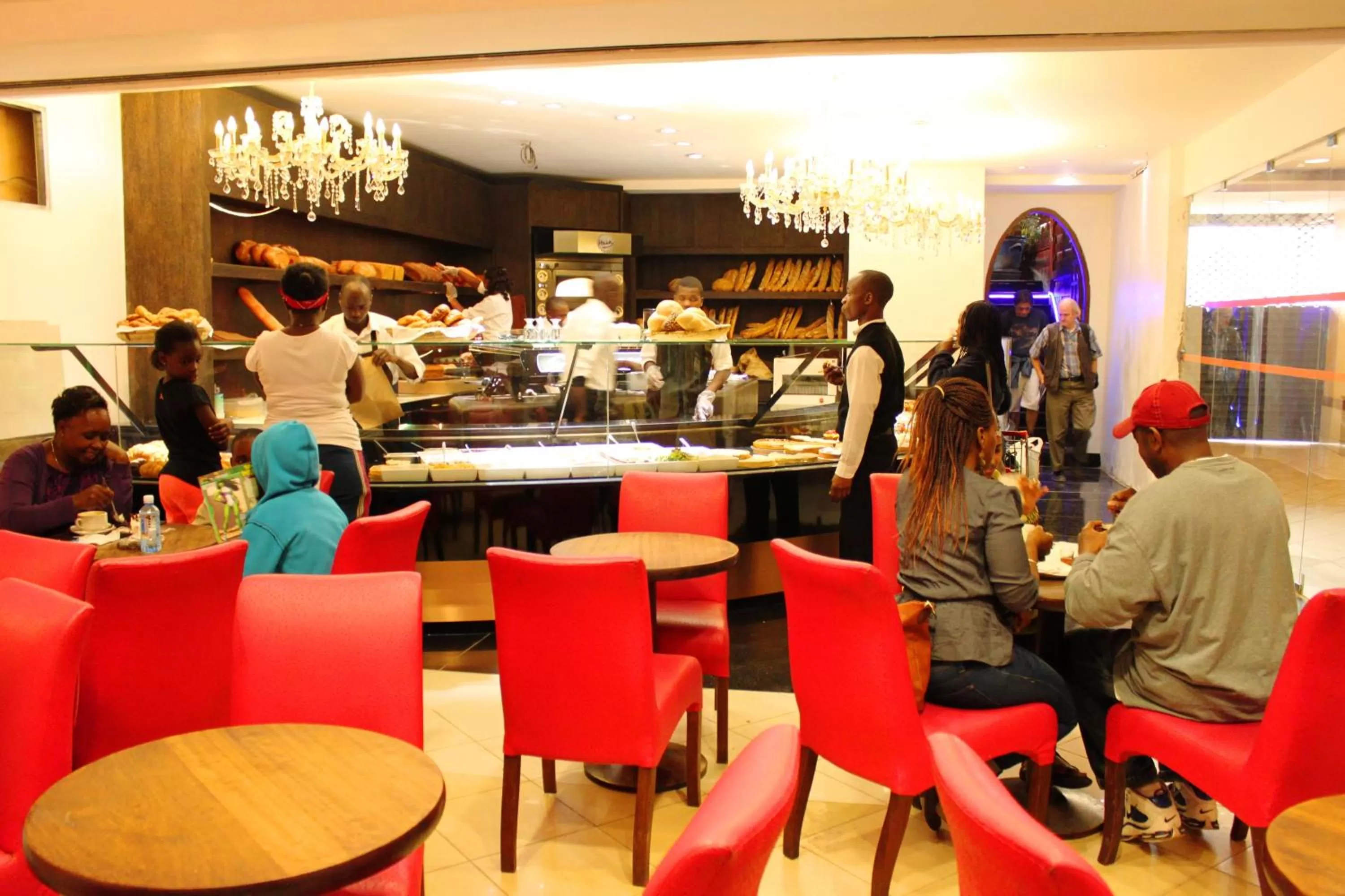 Restaurant/places to eat in Yaya Hotel & Apartments