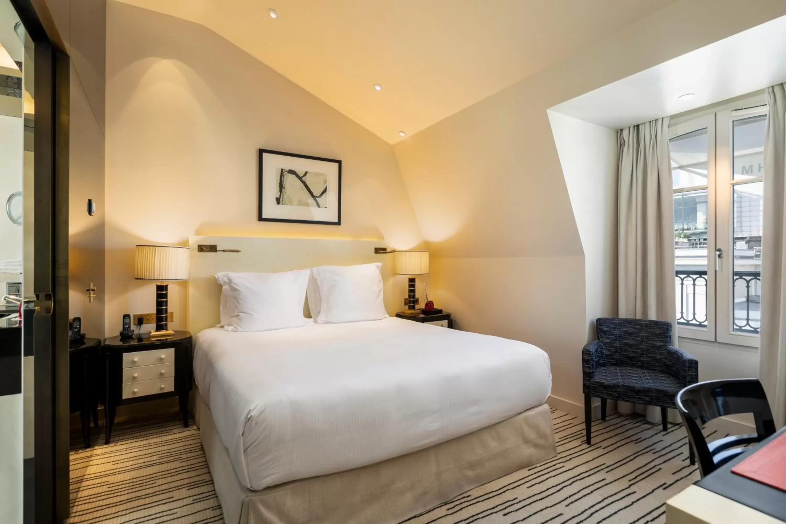 Bedroom, Bed in Hotel Montaigne
