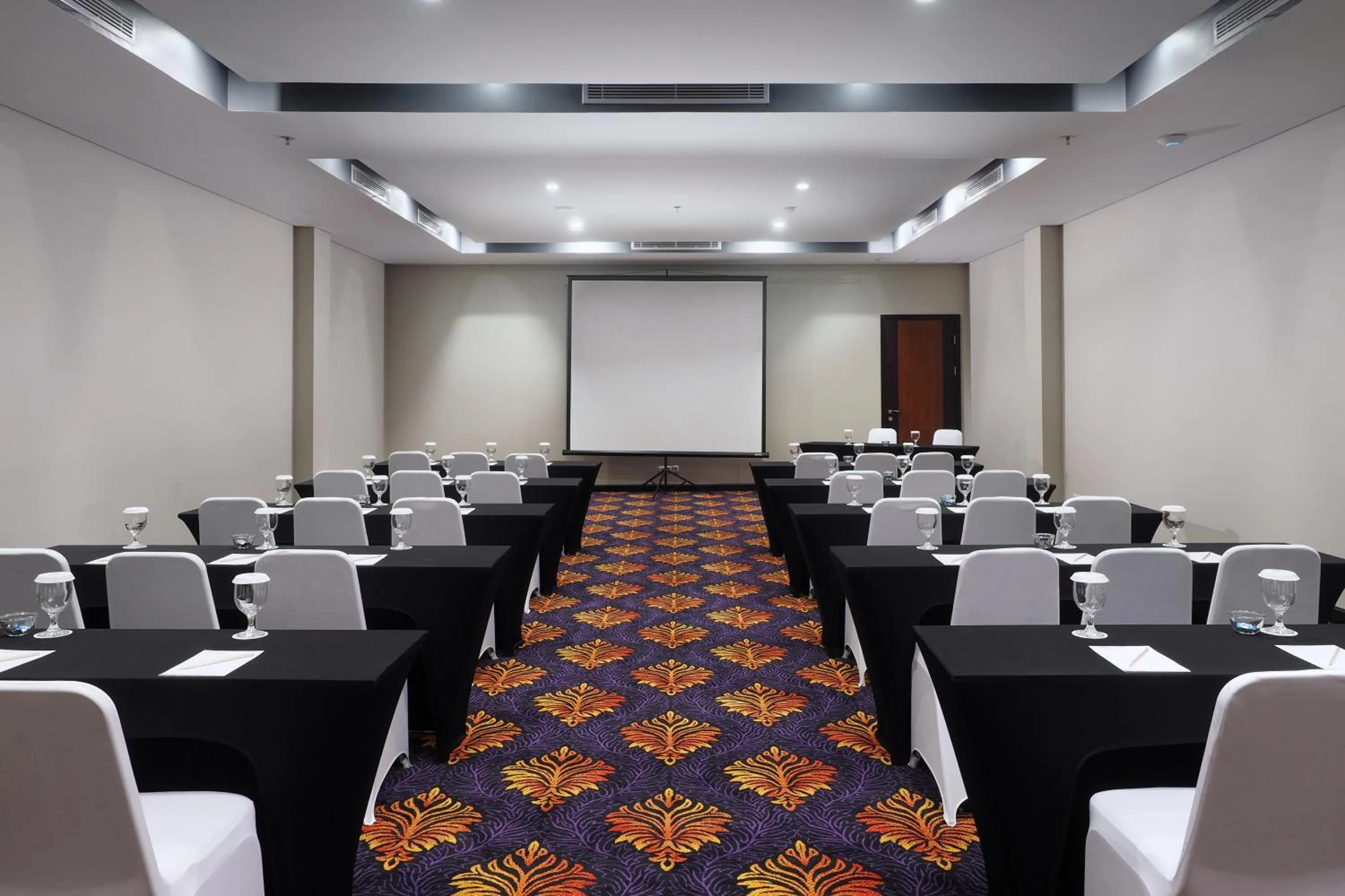 Business facilities in d'primahotel Kualanamu Airport Medan