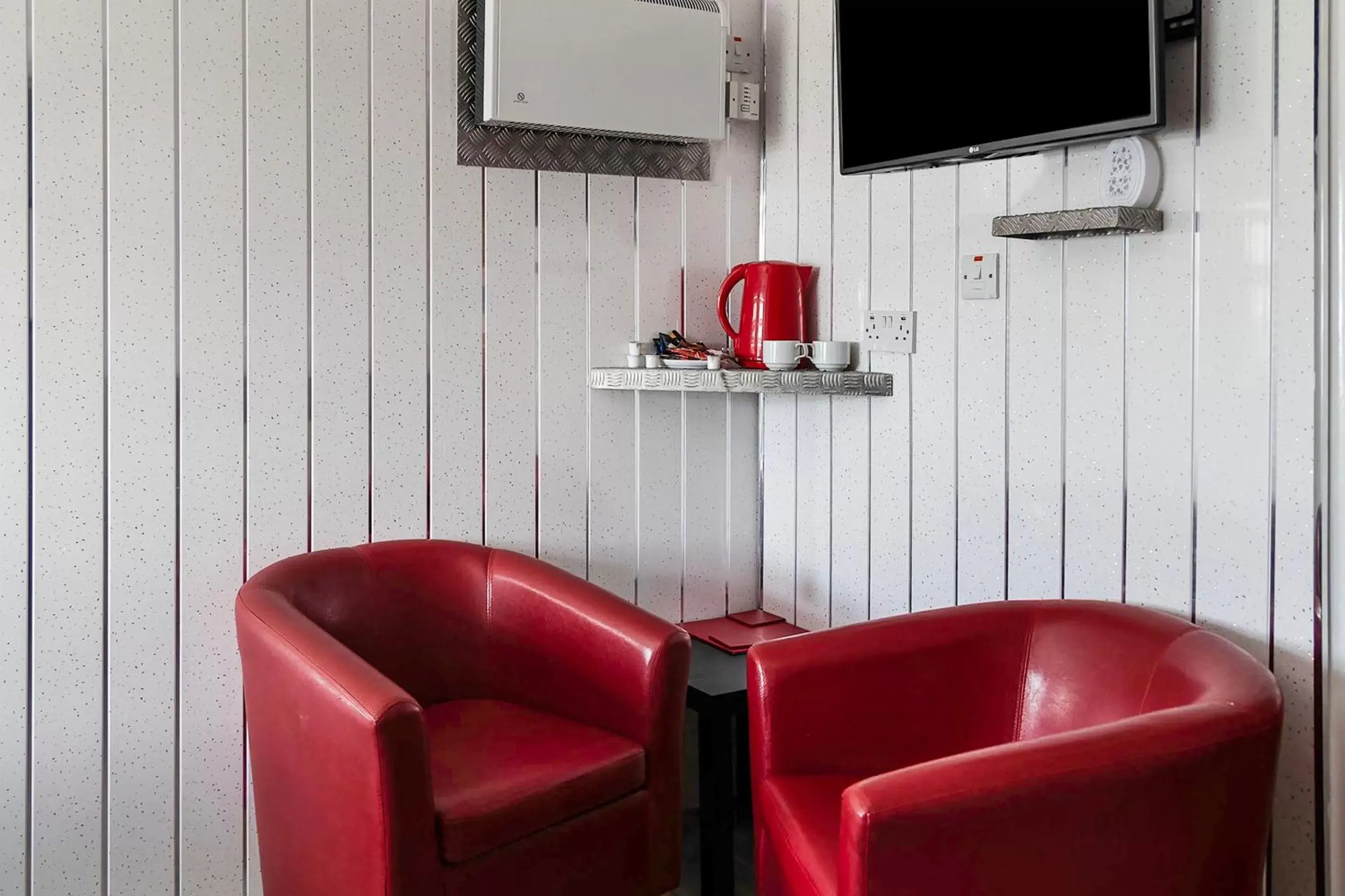 Seating area, TV/Entertainment Center in OYO Harlands Hotel