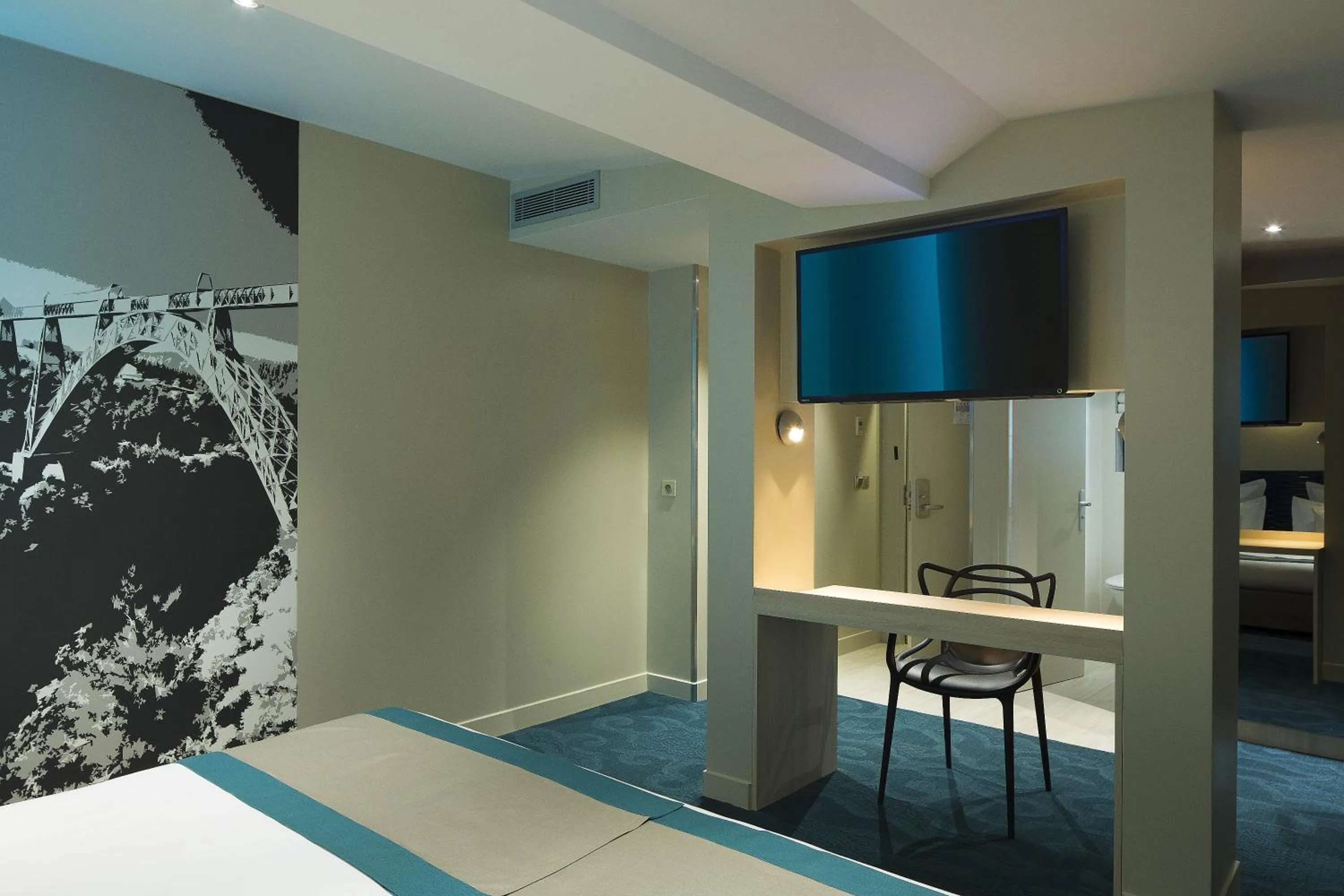 TV and multimedia in Hôtel Brésil Opéra SPA