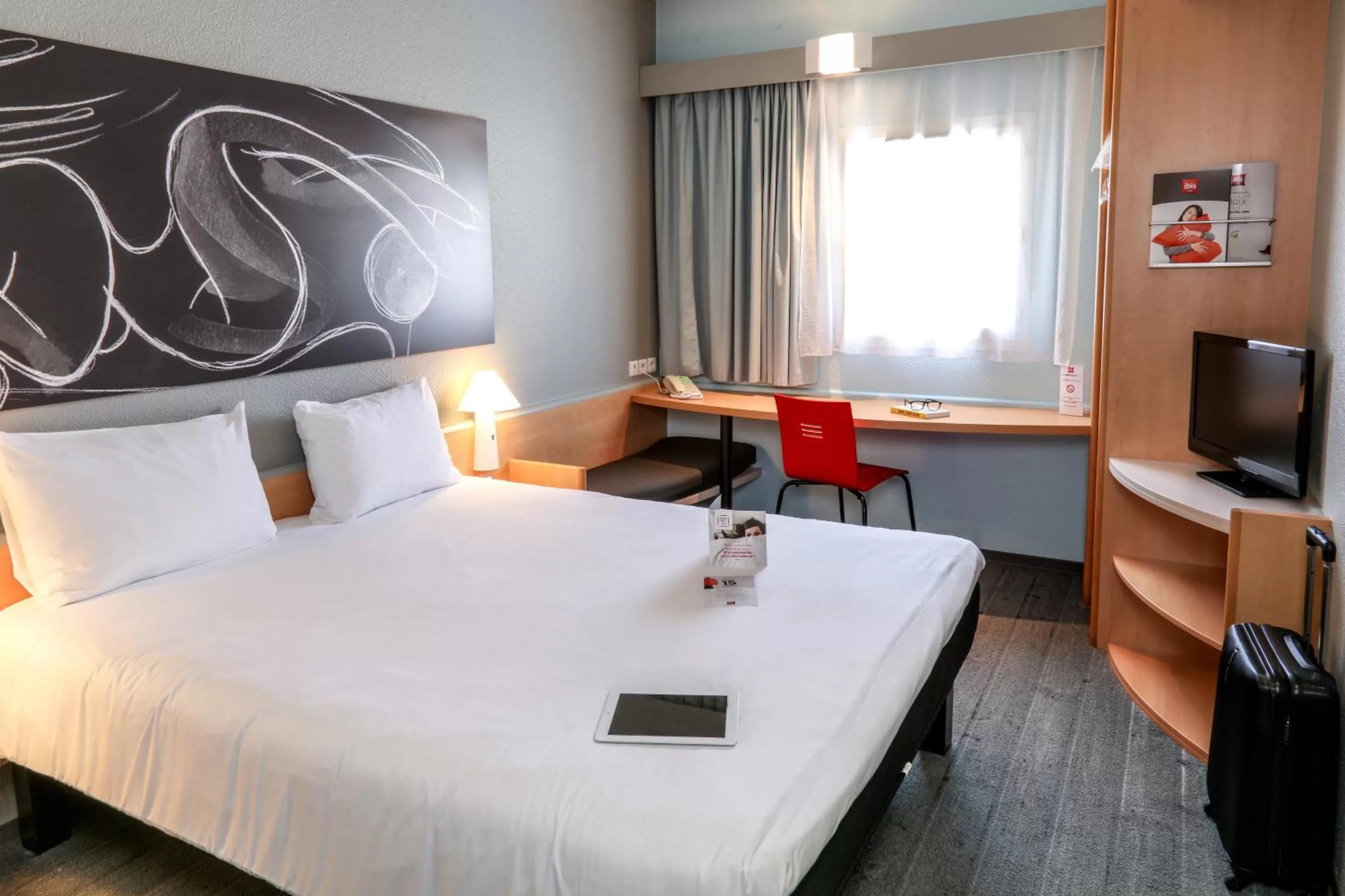 Photo of the whole room, Bed in ibis Orange Sud