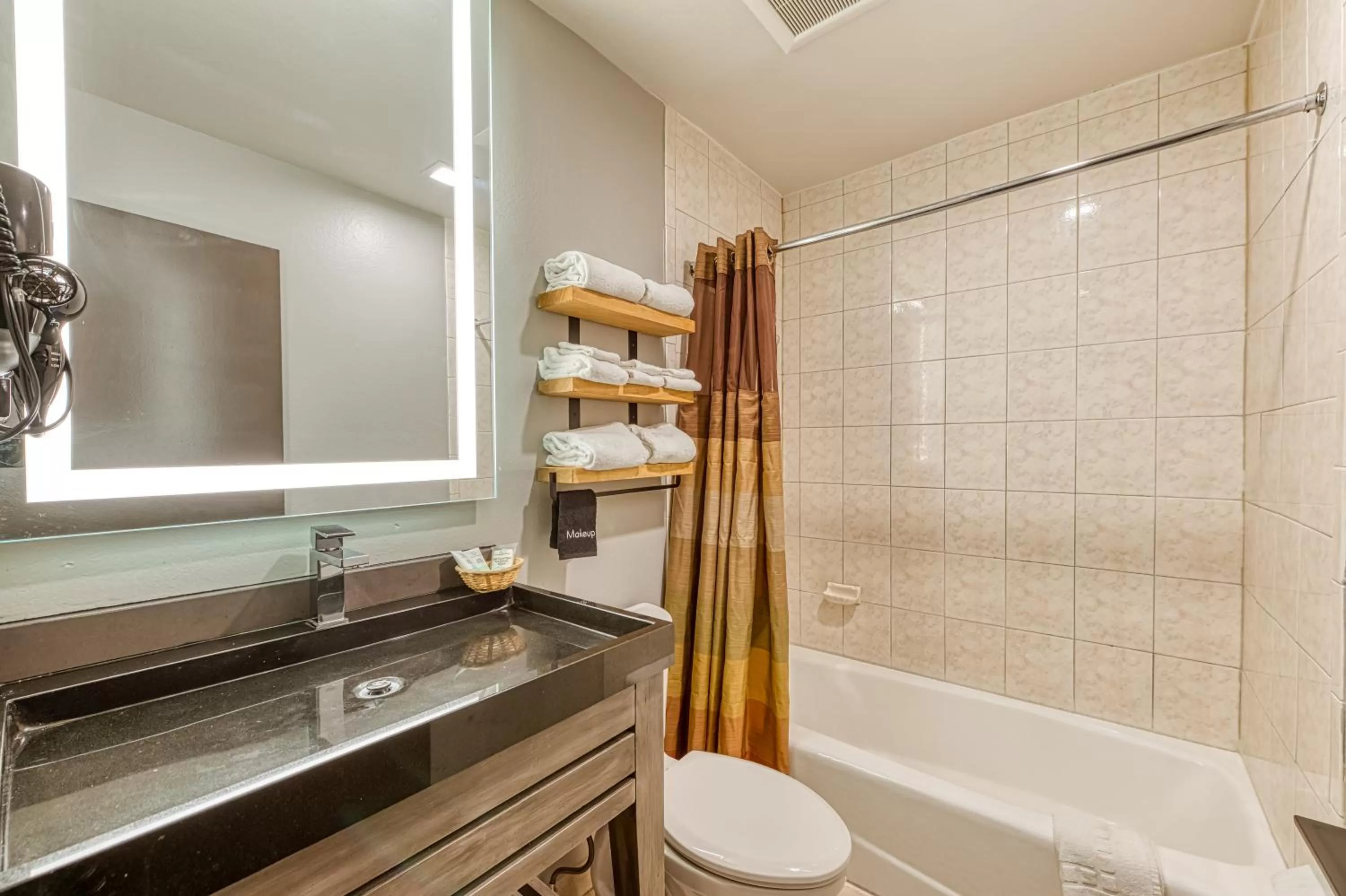 Shower in La Mirage Inn - Hollywood