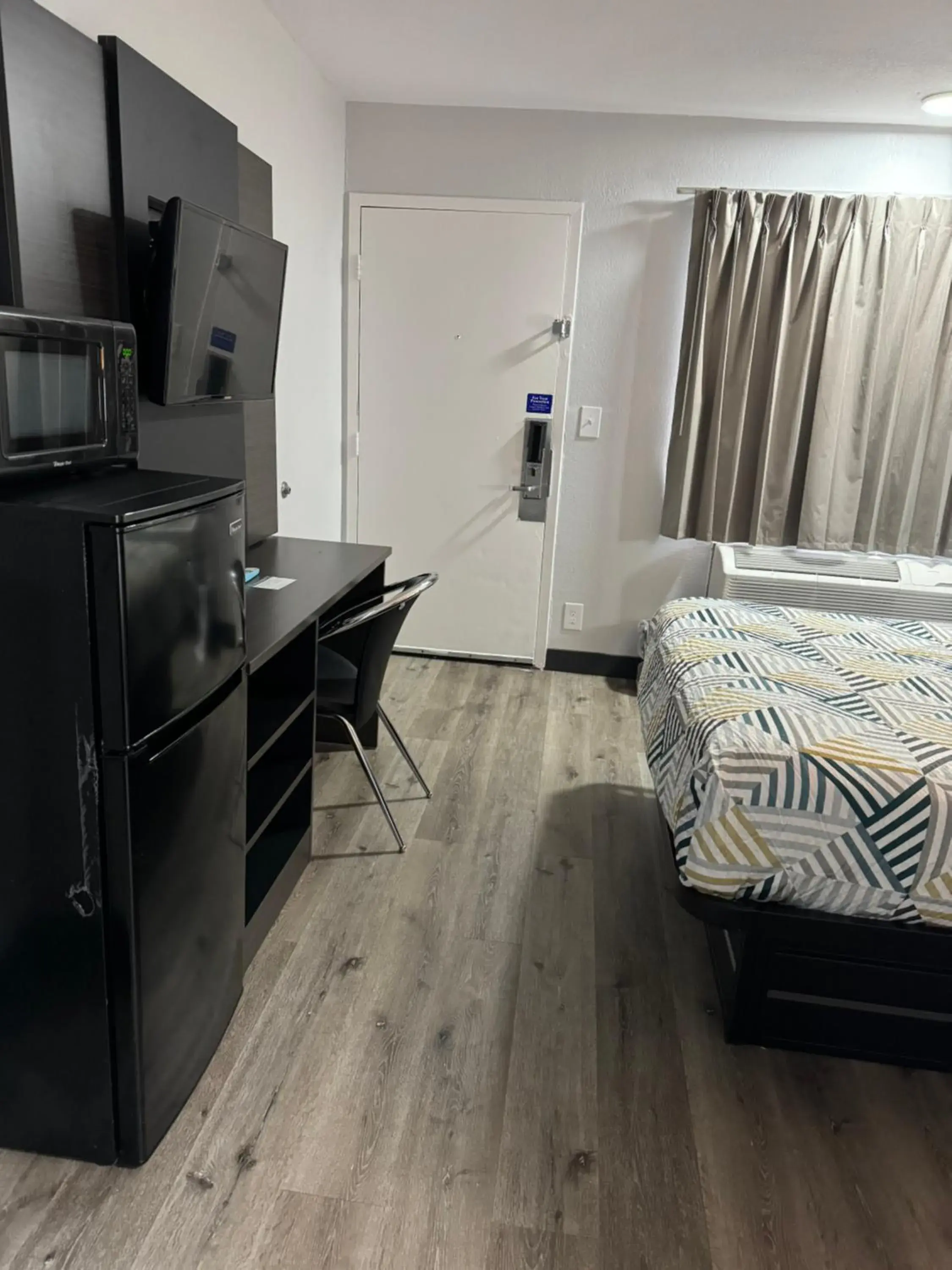 Bed, Kitchen/Kitchenette in Motel 6-Bradenton, FL