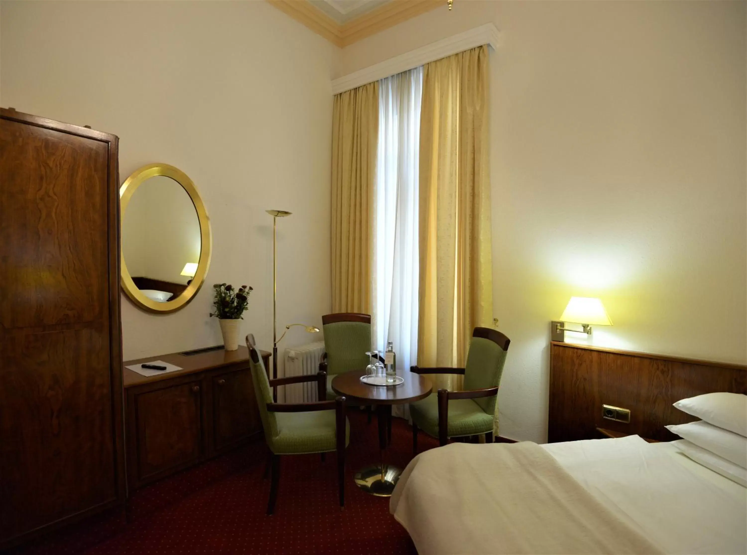 Bed in Hotel am Kochbrunnen