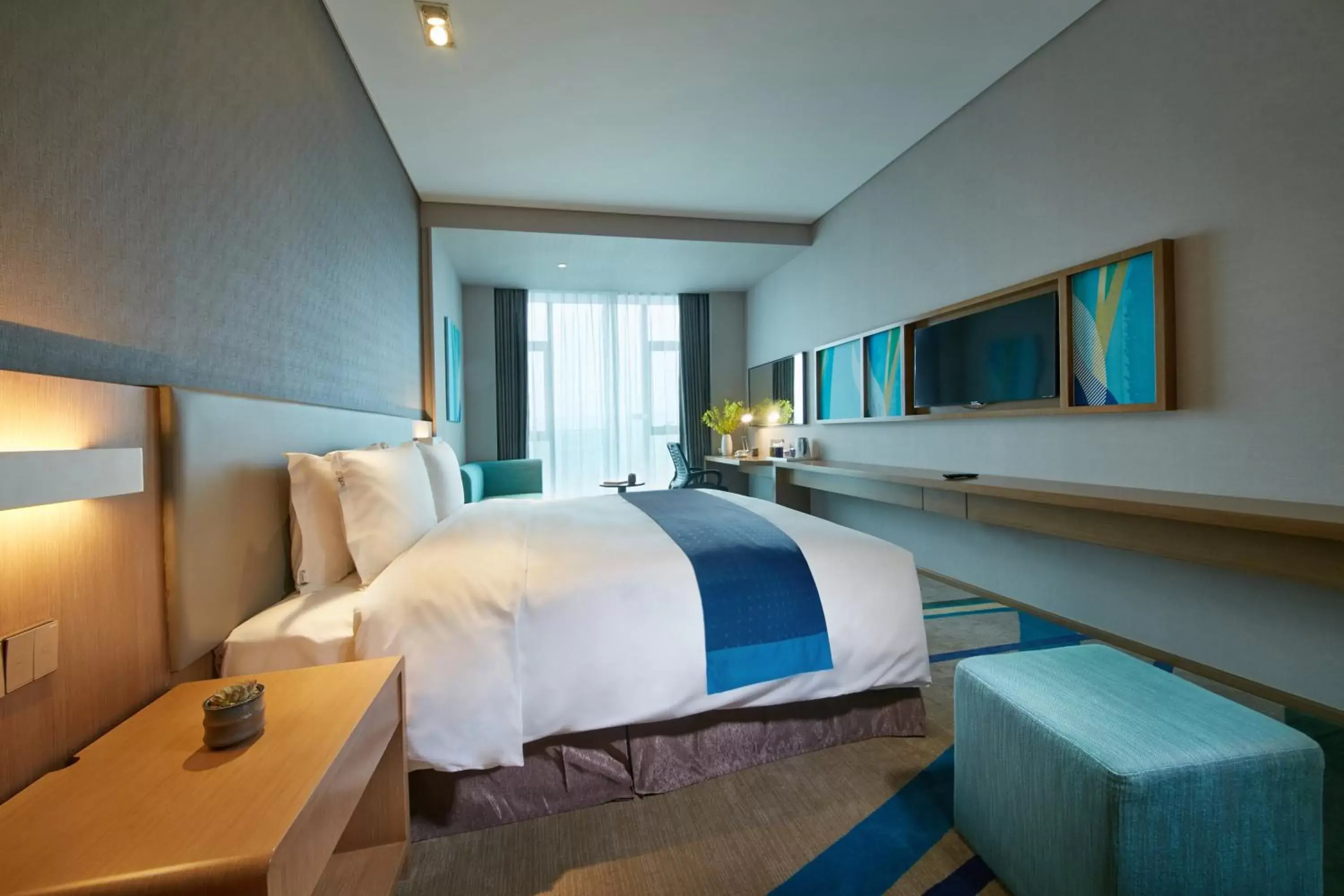 Photo of the whole room, Bed in Holiday Inn Express Hangzhou East Station, an IHG Hotel