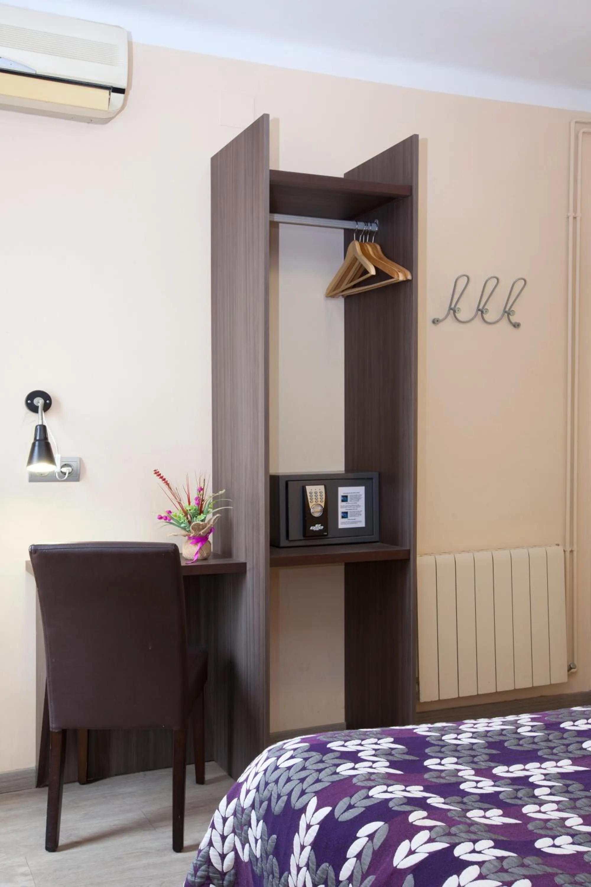 Decorative detail, Bed in Hostal Barcelona