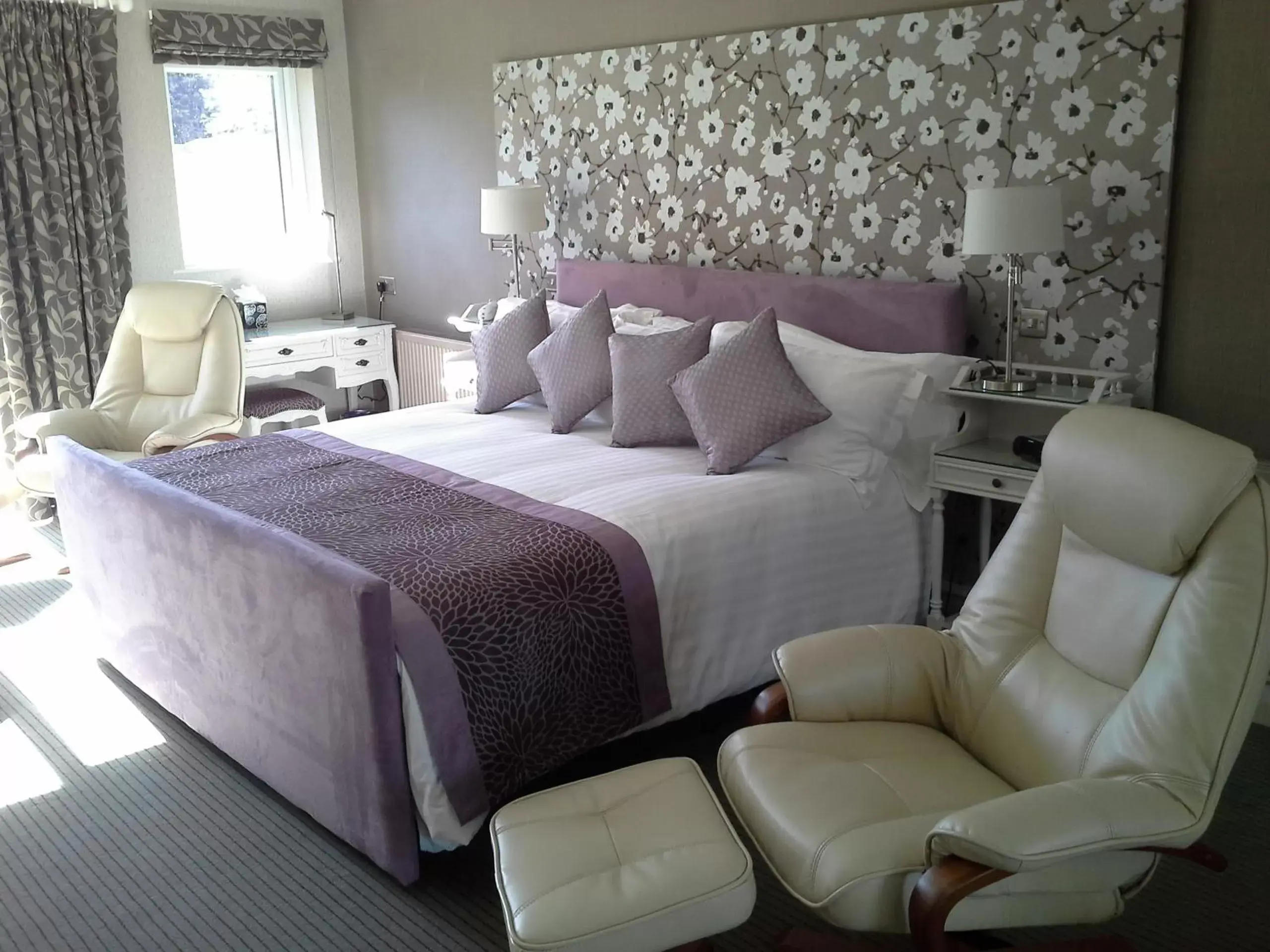Photo of the whole room, Bed in Burn How Garden House Hotel