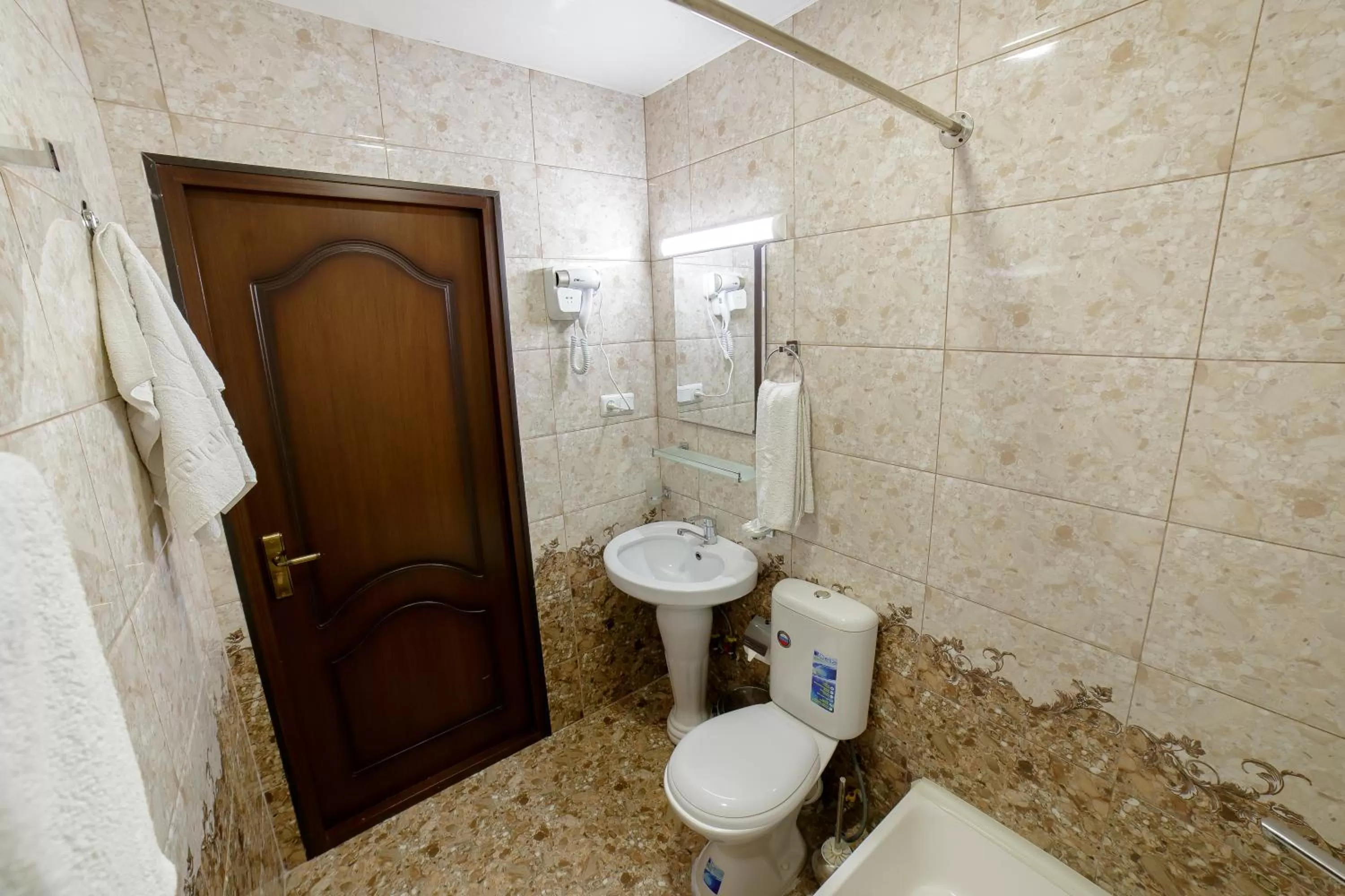 Shower, Bathroom in Caravan Hotel