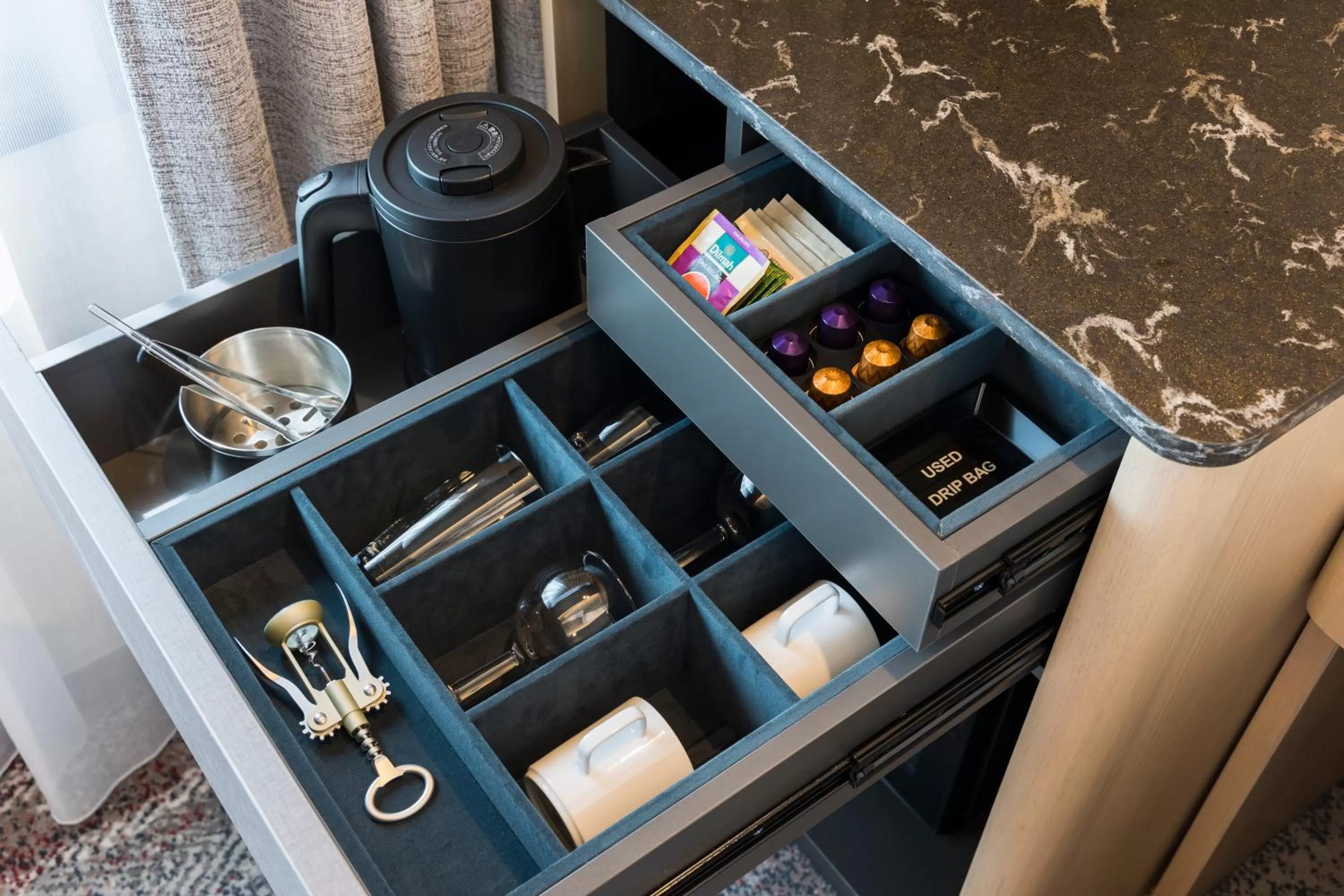 Coffee/tea facilities in Hotel Metropolitan Edmont Tokyo