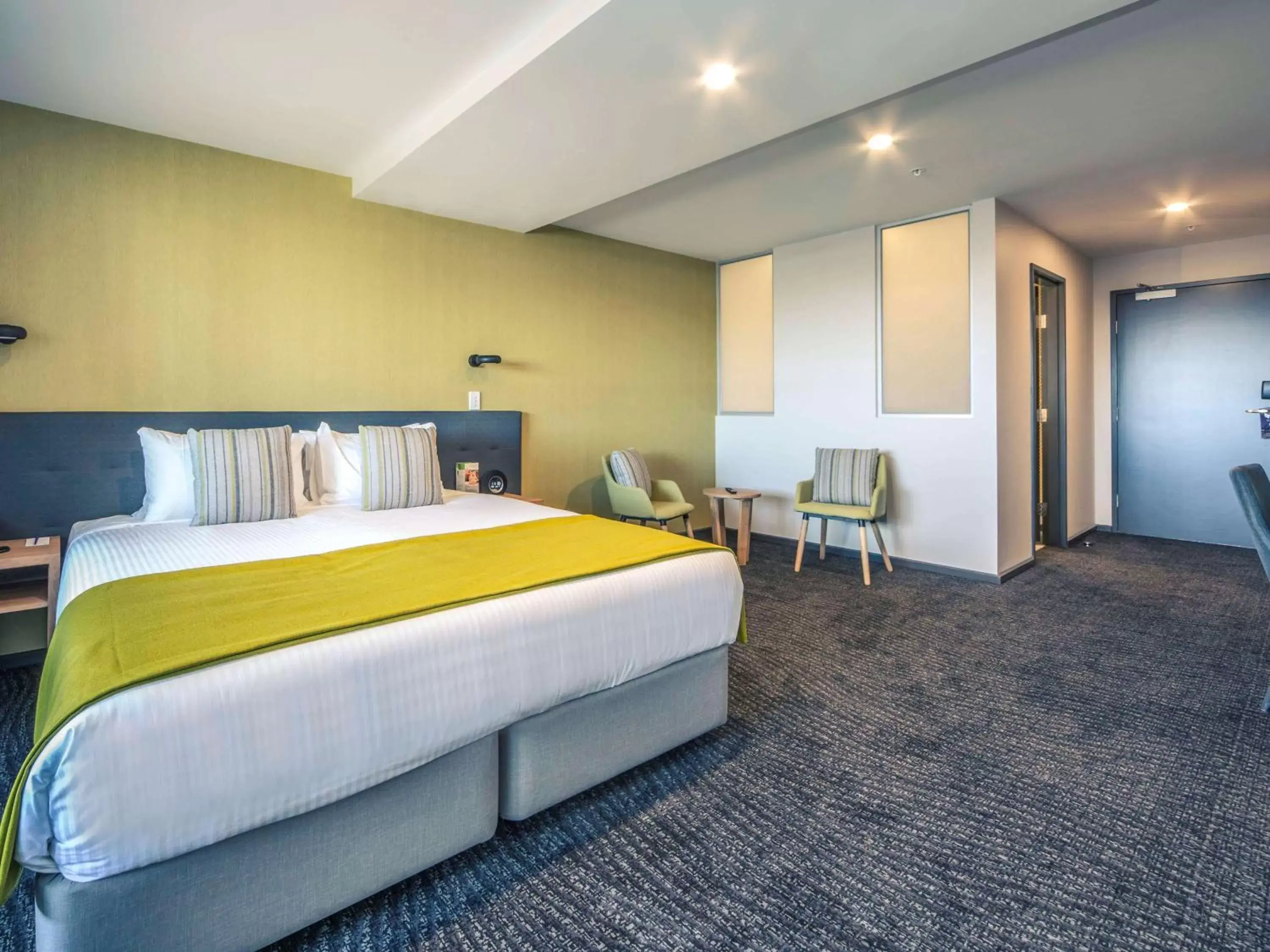 Photo of the whole room, Bed in Mercure Melbourne Caroline Springs