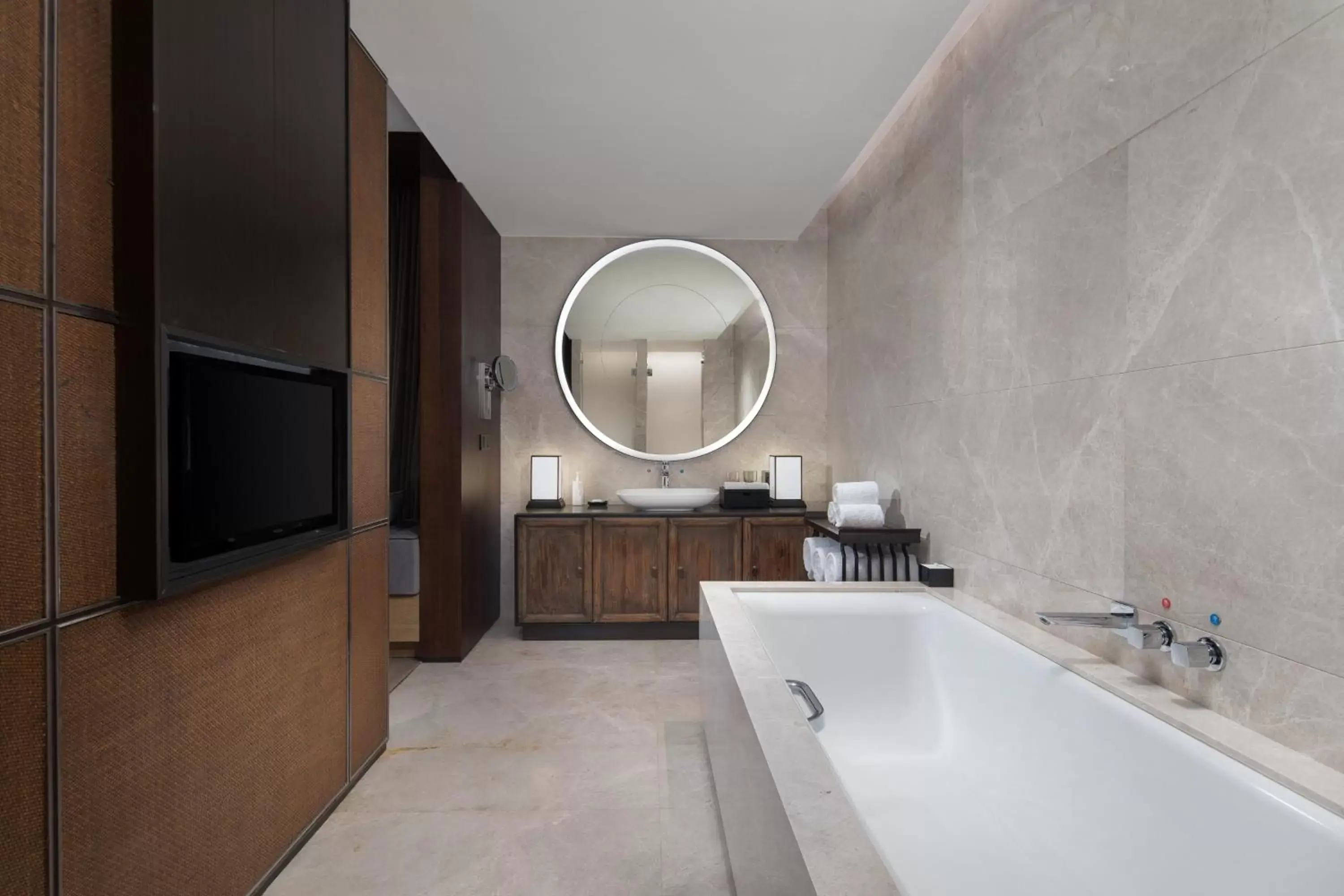 Photo of the whole room, Bathroom in HUALUXE Xi'an Tanghua, an IHG Hotel