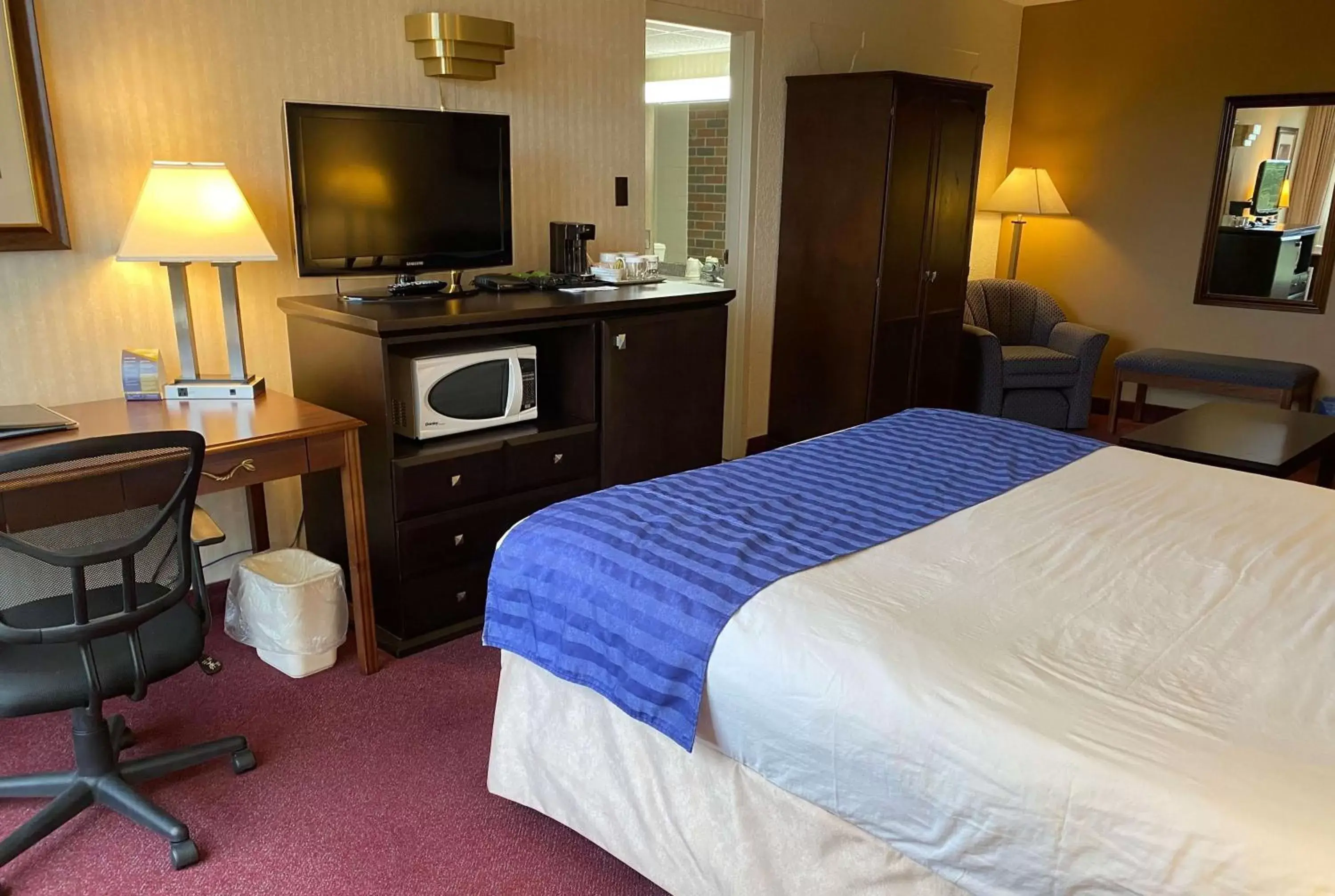 Photo of the whole room, Bed in Ramada by Wyndham Lethbridge