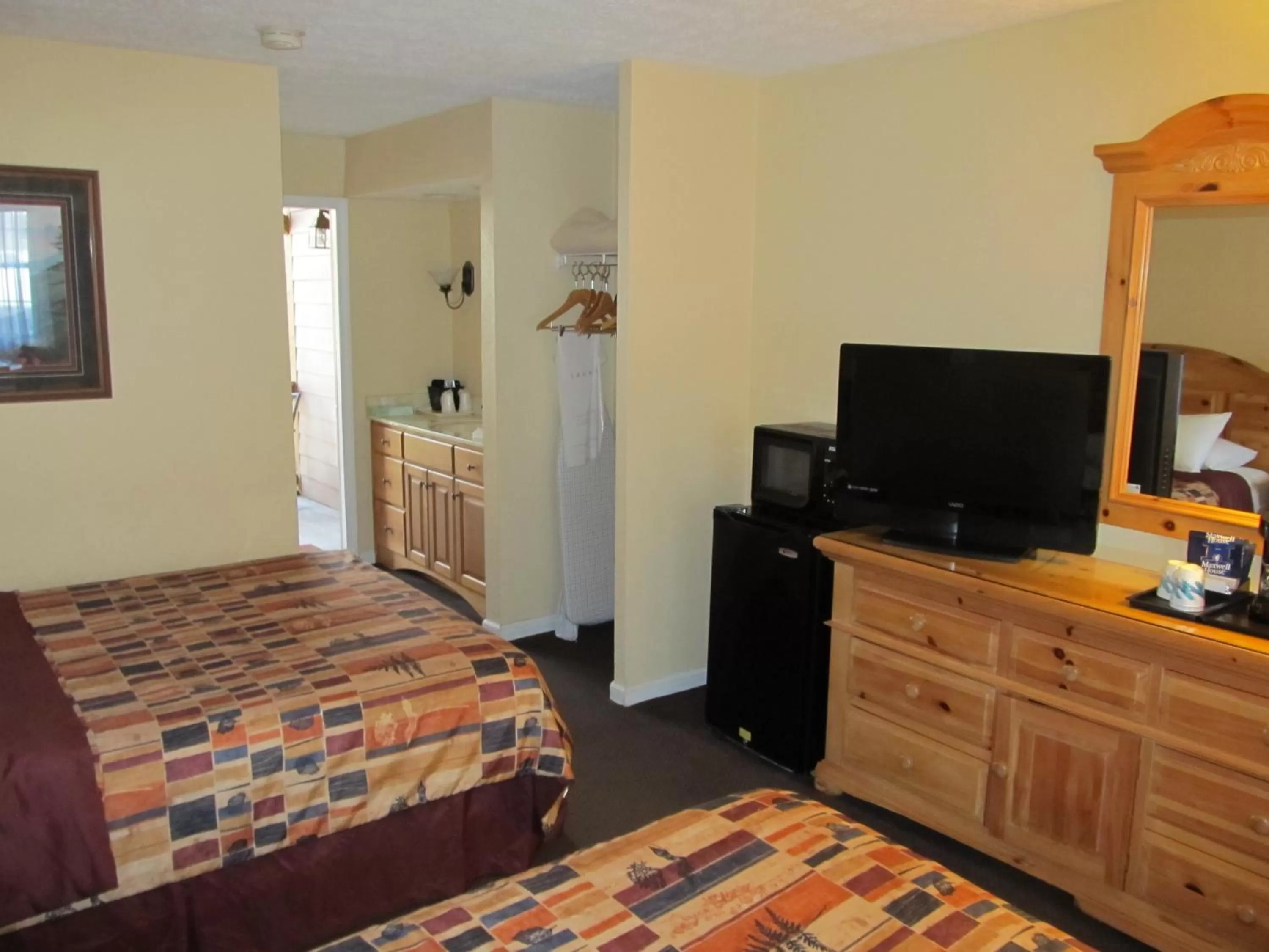 Bed, TV/Entertainment Center in Jonathan Creek Inn and Villas