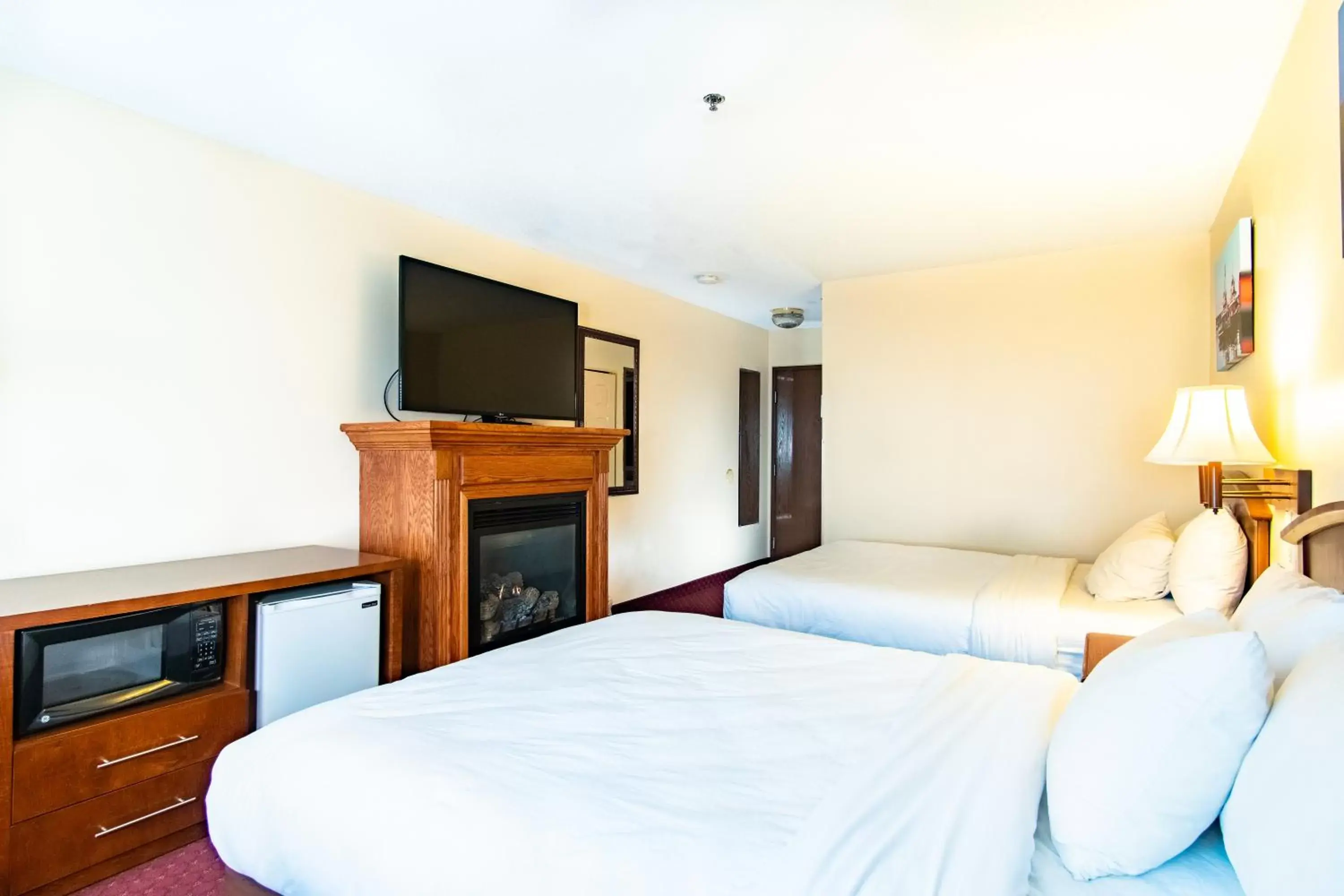 Bedroom, Bed in Fireside Inn, Ocean's Edge