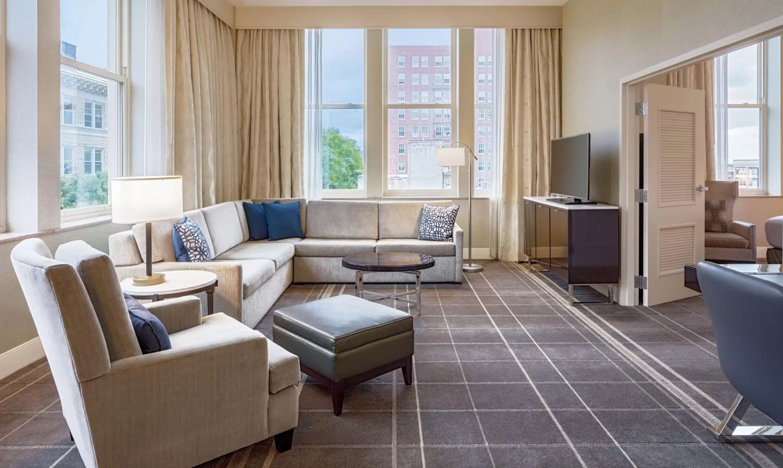 Living room, Seating Area in Hilton Richmond Downtown