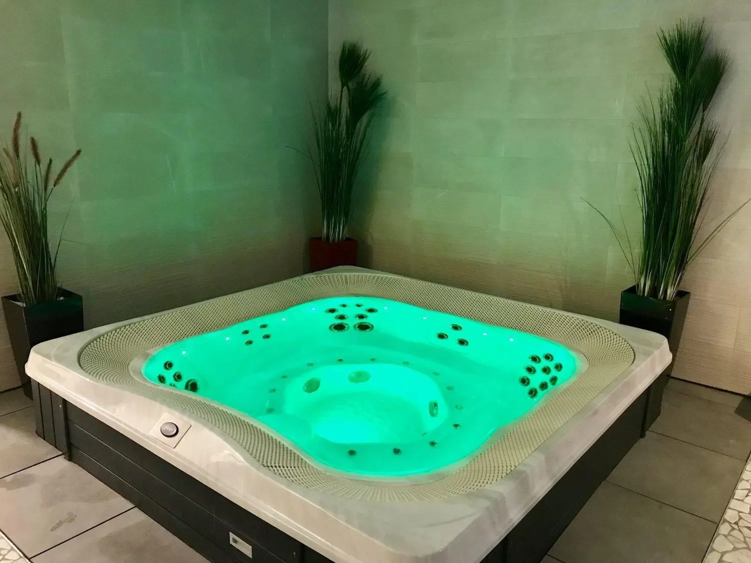 Hot Tub in Best Western Plus Au cheval Blanc à Mulhouse