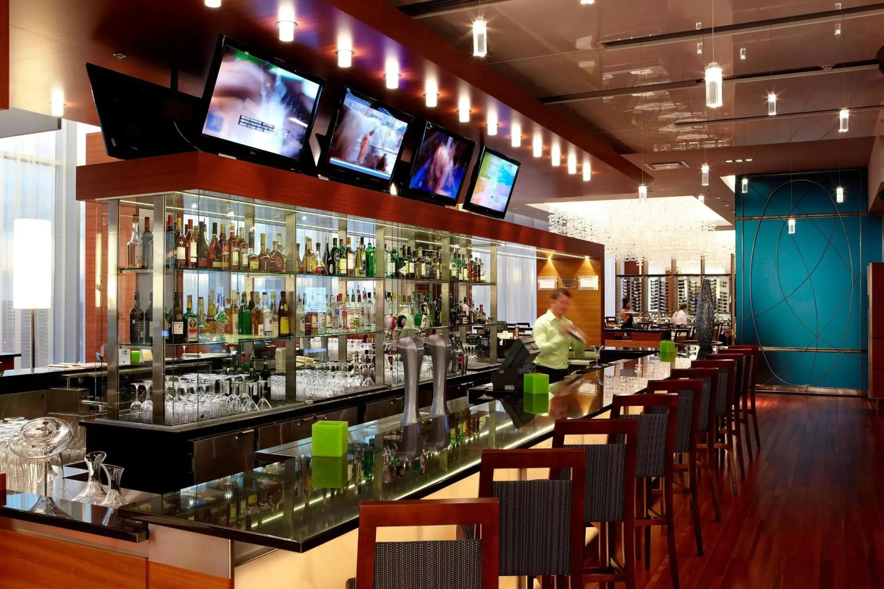 Restaurant/places to eat, Lounge/Bar in Marriott Montreal Airport In-Terminal Hotel