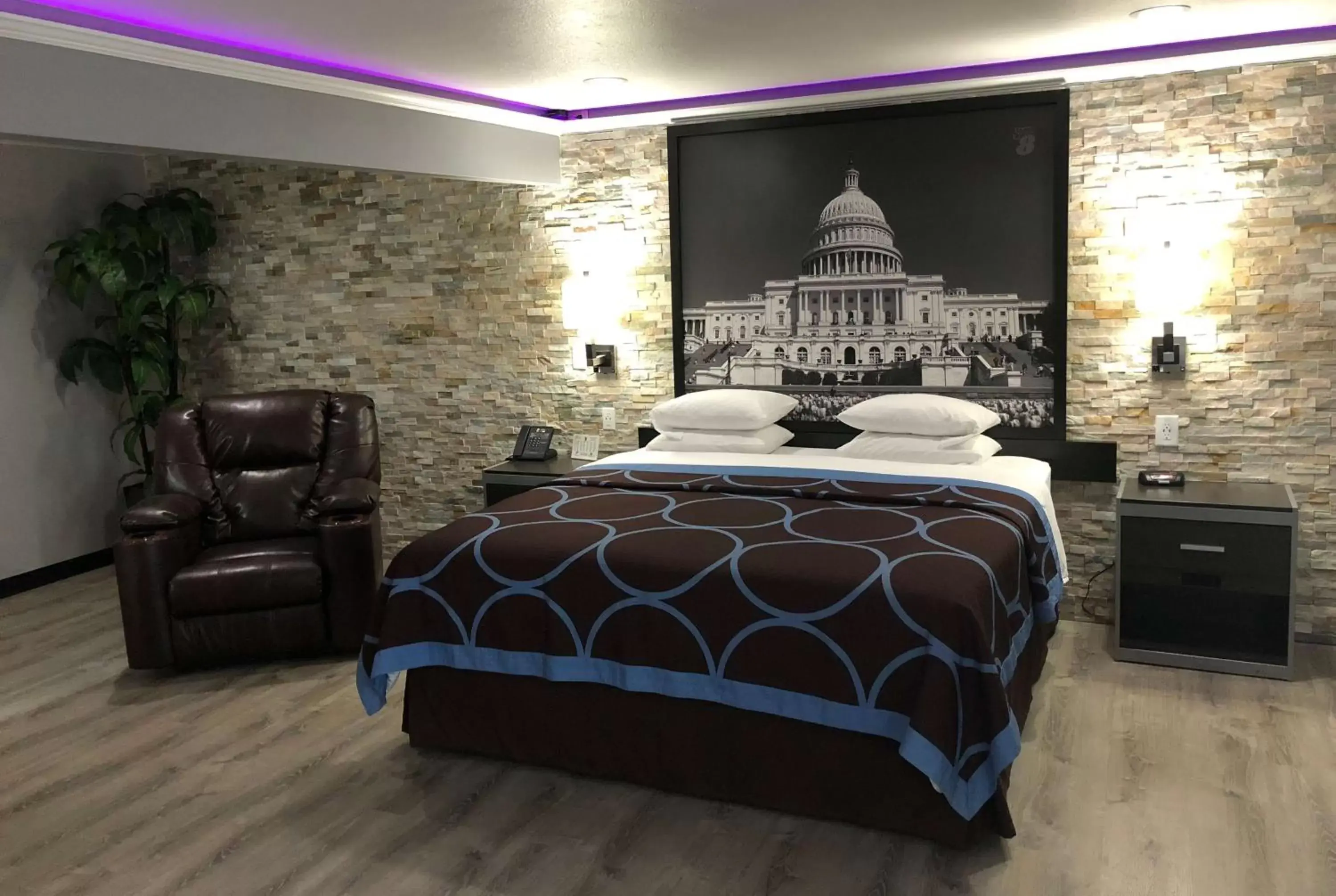 Photo of the whole room, Bed in Super 8 by Wyndham Moberly MO Photo of the whole room, Bed in Super 8 by Wyndham Moberly MO