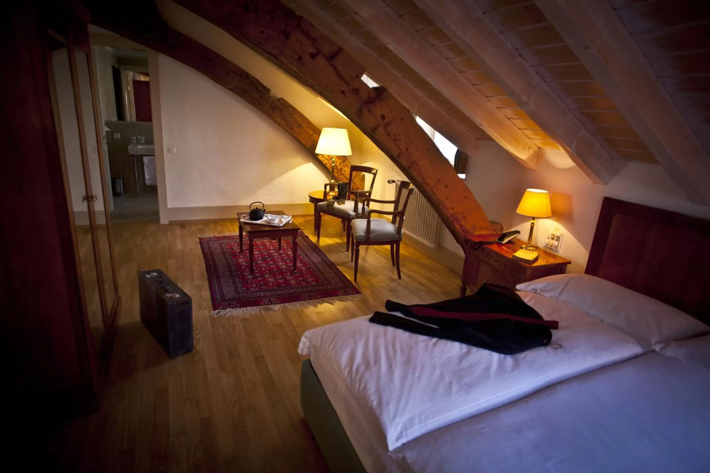 Seating area, Bed in Auberge du Raisin