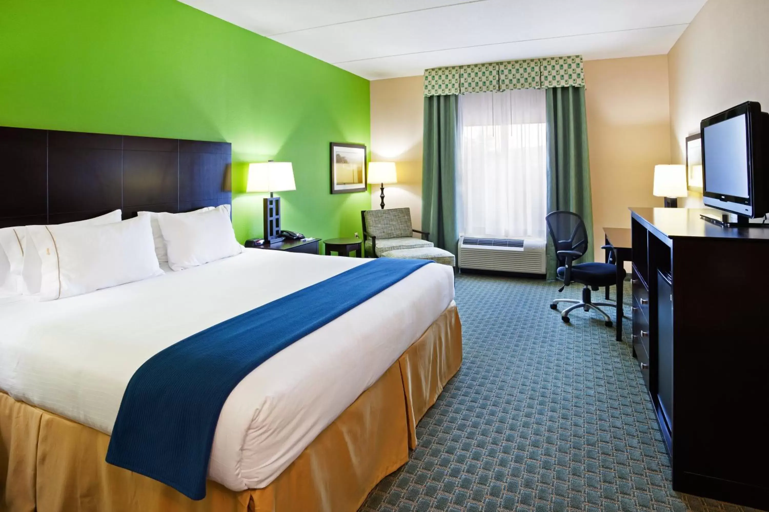 Photo of the whole room, Bed in Holiday Inn Express Hotel & Suites Newport South, an IHG Hotel