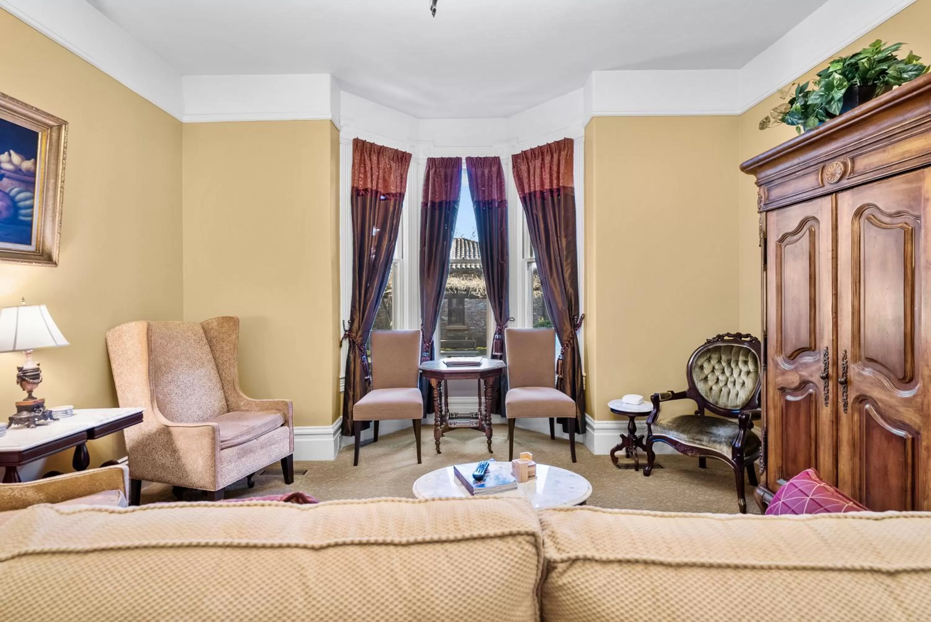 Seating Area in Hennessey House Bed and Breakfast