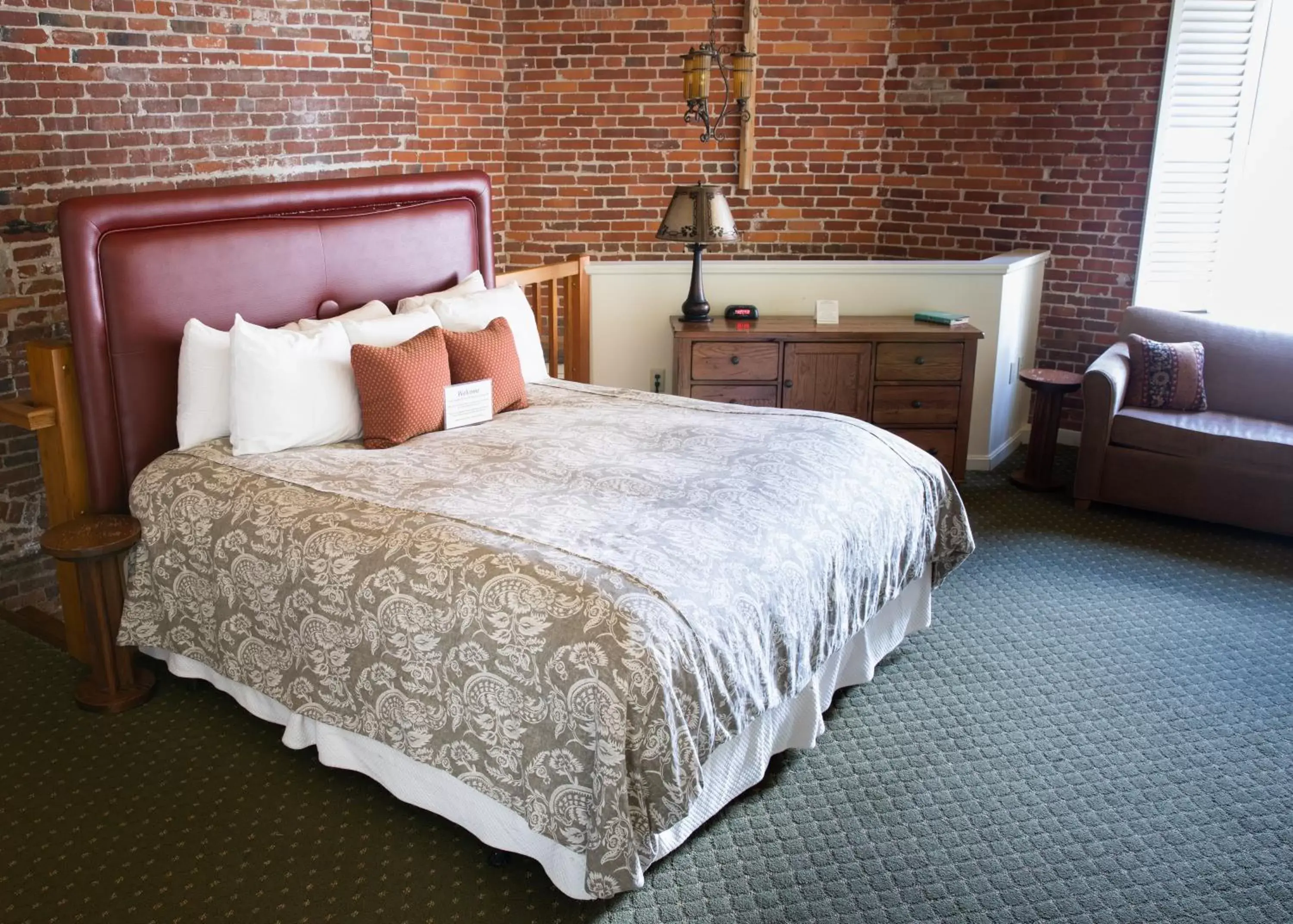 Bed in The Common Man Inn & Restaurant